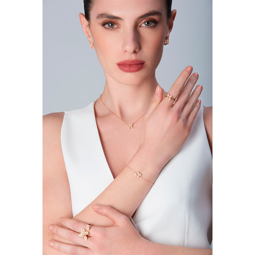 Elegant and feminine, the Petit Garden Earrings in 18K rose gold combine white and champagne diamonds in a graceful design inspired by nature.