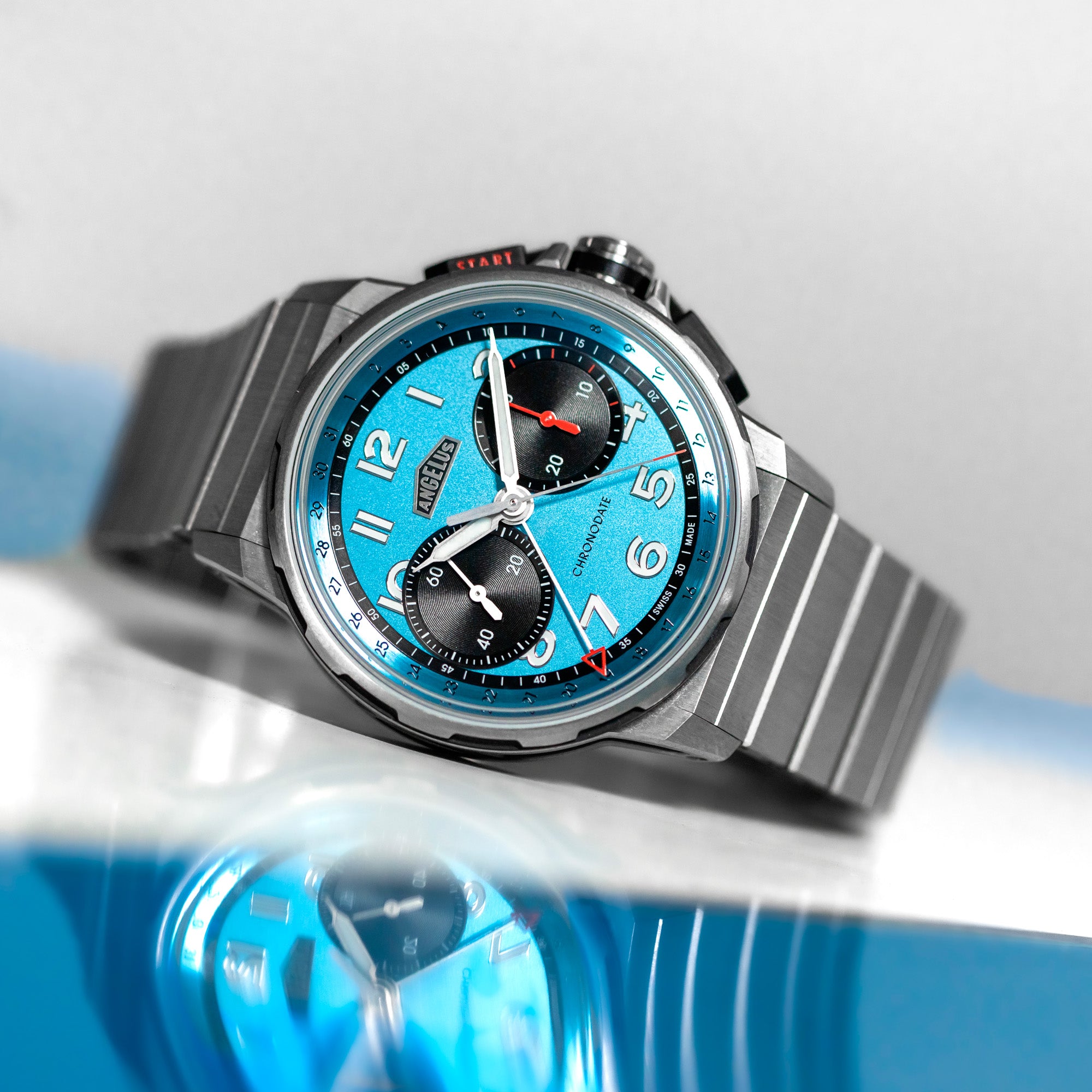 CHRONODATE-TITANIUM-STORM-BLUE-BRACELET-LIFESTYLE