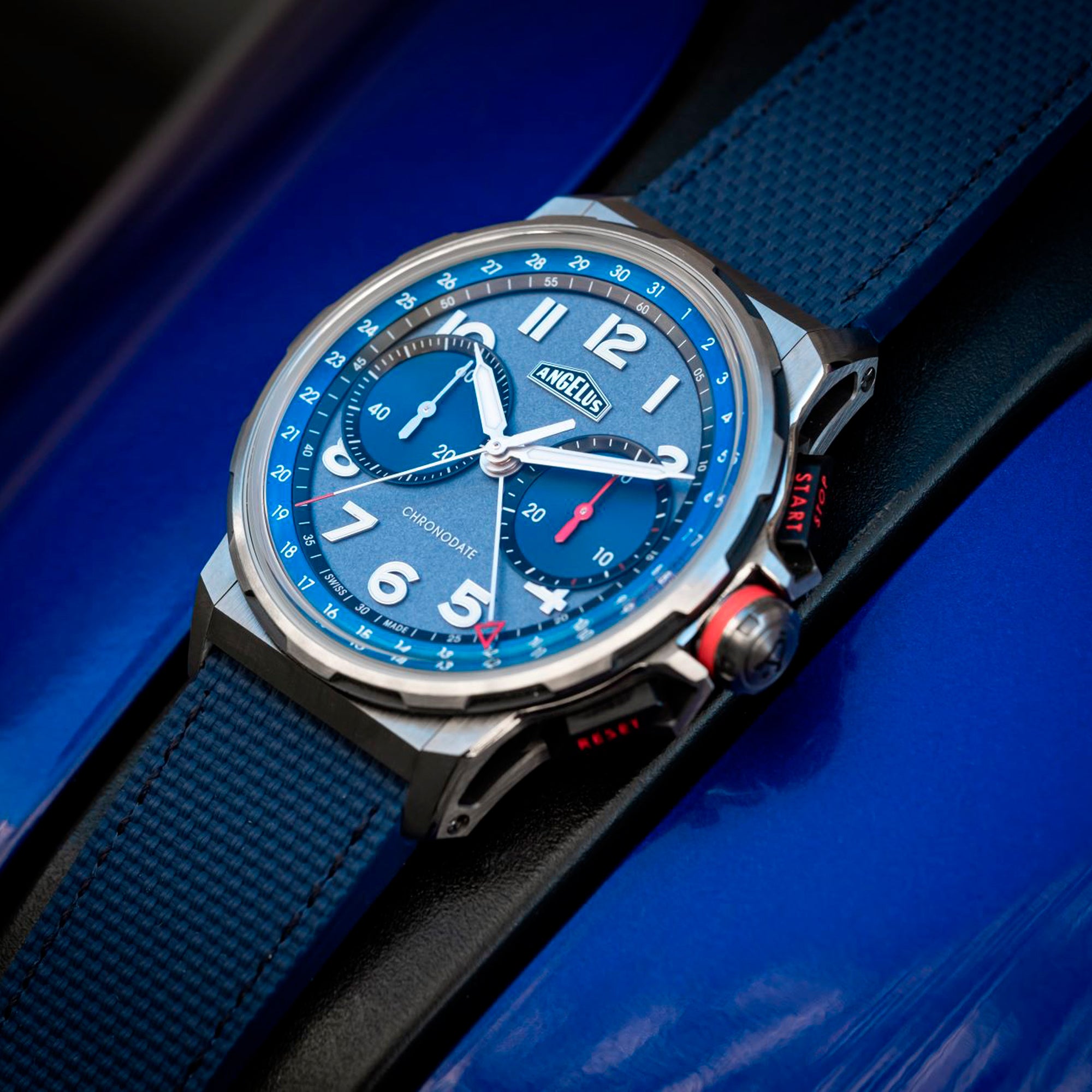 CHRONODATE-TITANIUM-BLUE-LE-25-LIFESTYLE