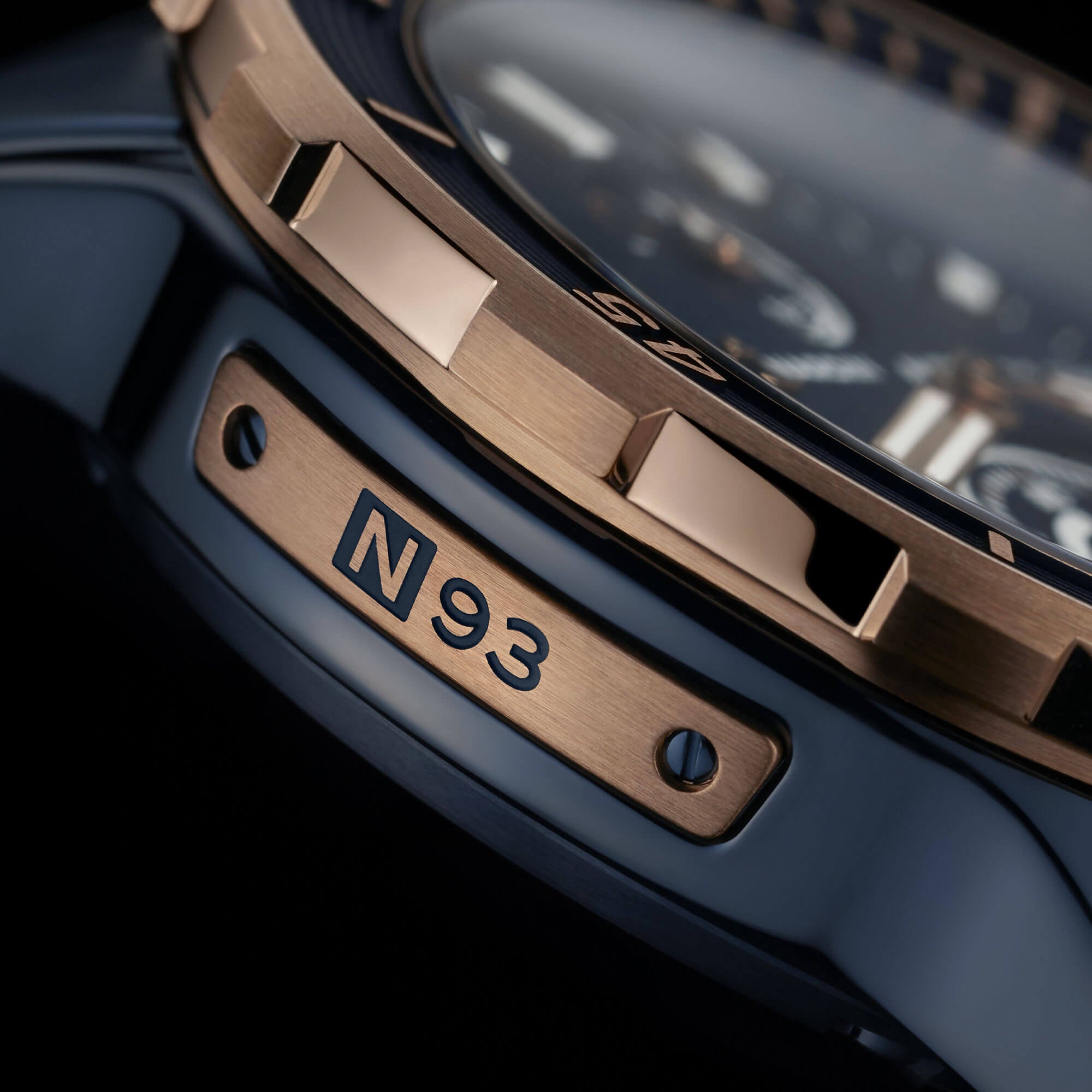 DIVER-BLUE-GOLD-44MM-1185-170-3_BLUE-LIFESTYLE-2
