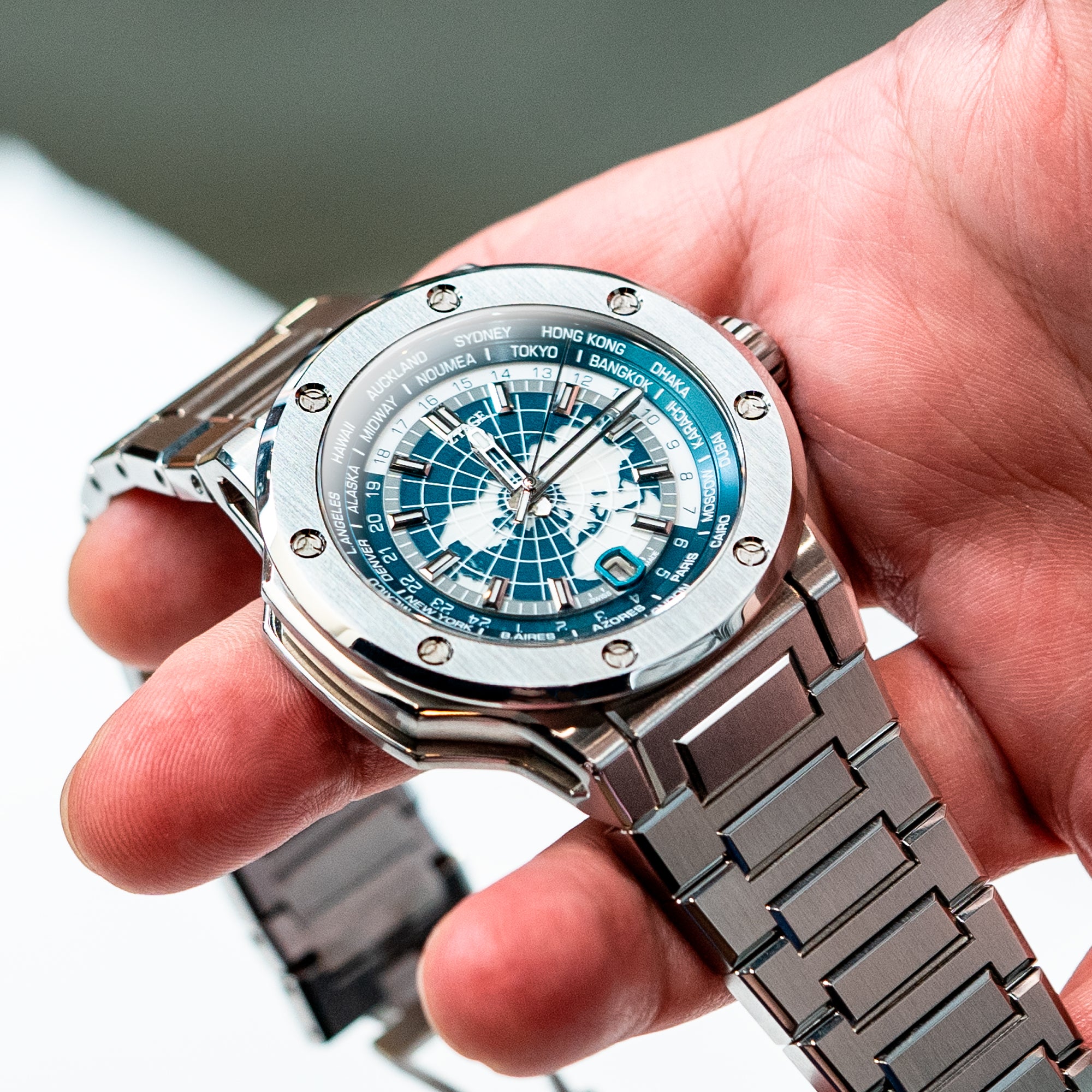       HYBRID-ORIGINAL-BLUE-WORLDTIMER-LIFESTYLE