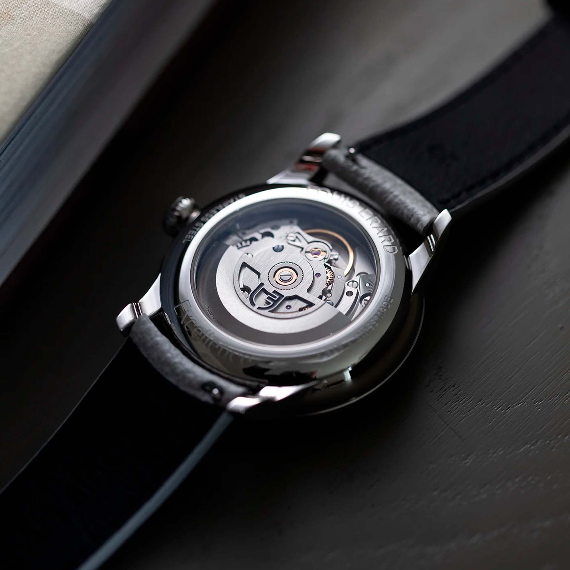 Le-regulateur-grave-bleu-caseback