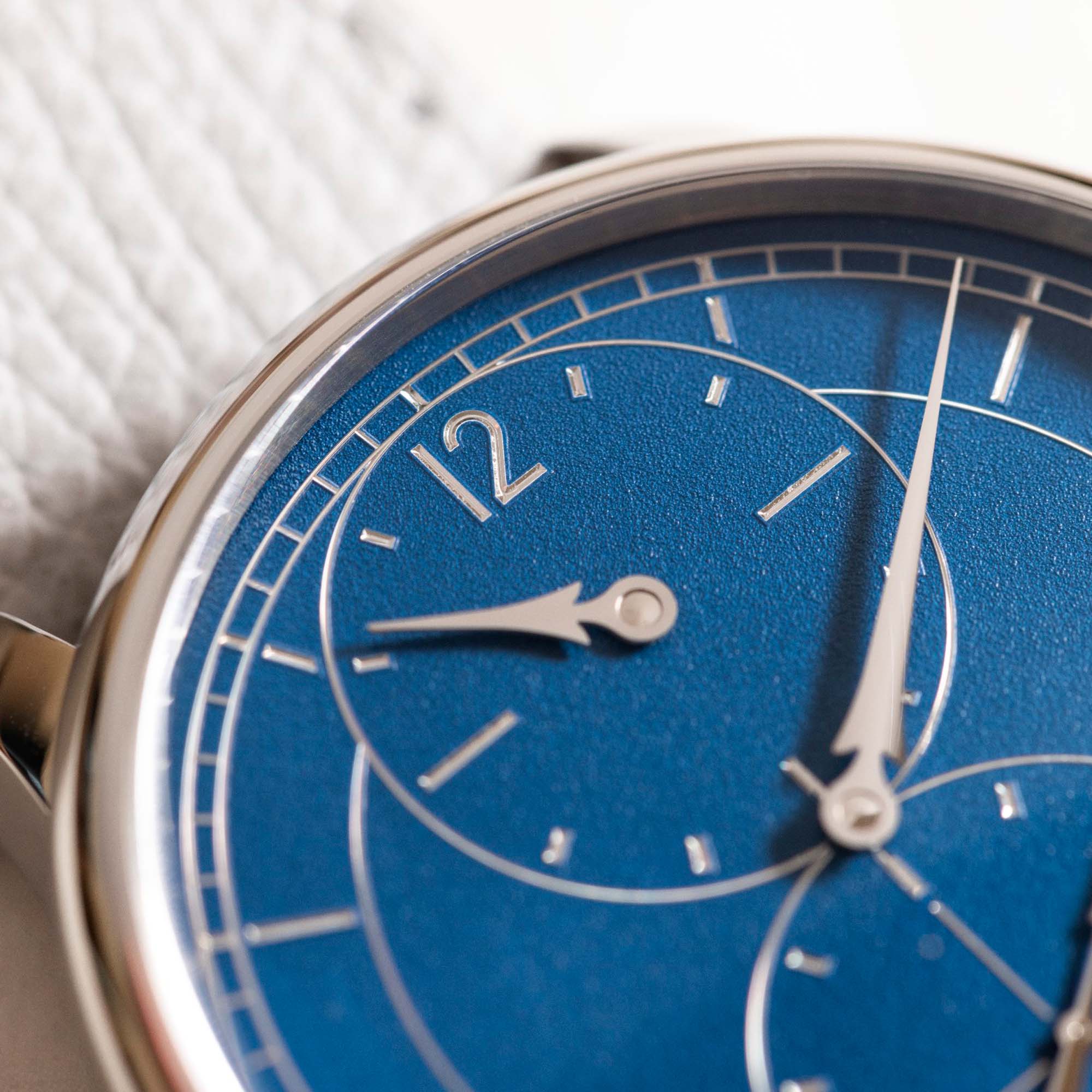 Le-regulateur-grave-bleu-dial-close-up