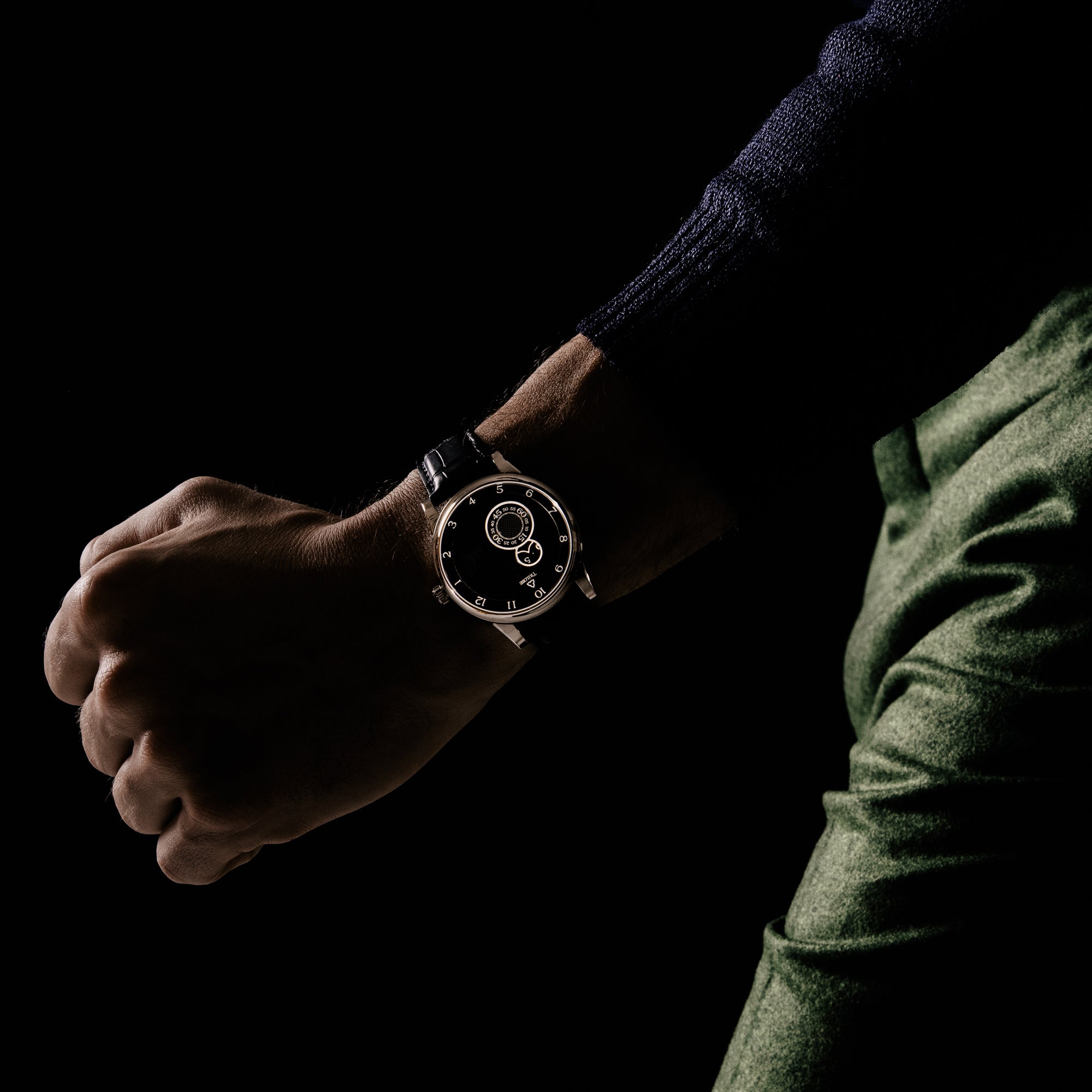 NUIT-FANTASTIQUE-GRAINED-BLACK-WRIST