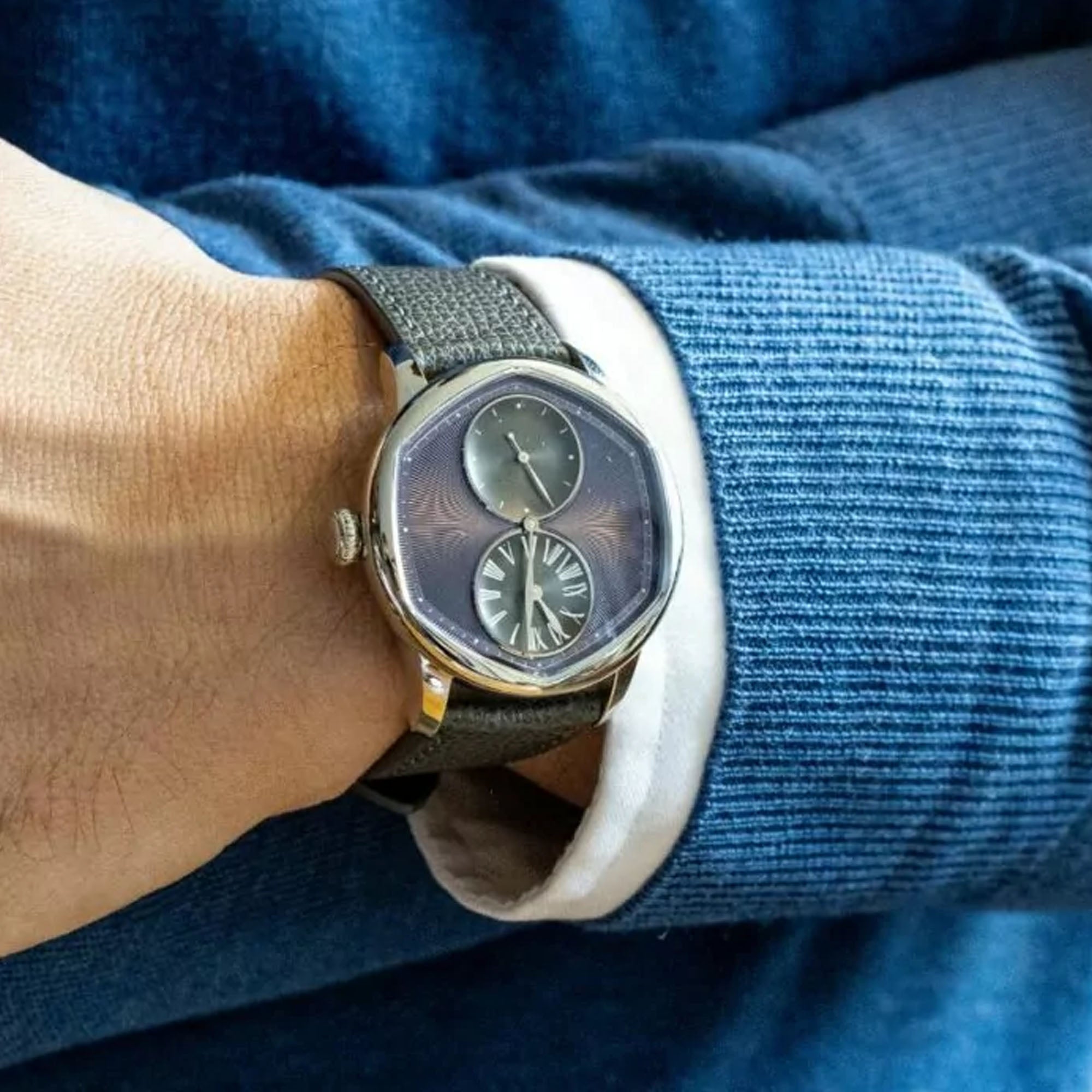 excellence-le-regulateur-louis-erard-cedric-johner-mauve-85249aa02.bva153-wrist