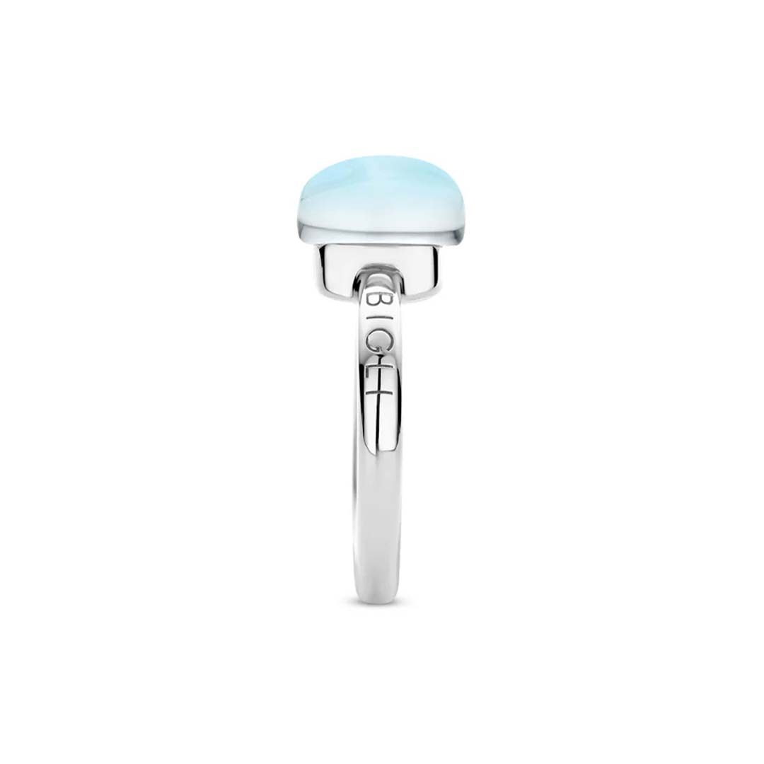 A Mini Sweety ring set with turquoise and rock crystal, offering timeless style, radiant light, and everyday luxury.