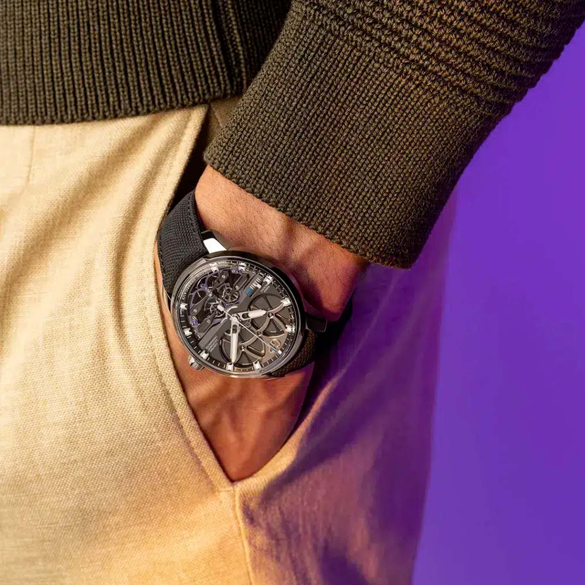 Uncover the power of constant force with the Neo Constant Escapement by Girard-Perregaux. Model 93510-21-1930-5CX showcases high-tech engineering in a bold, skeletonised form.