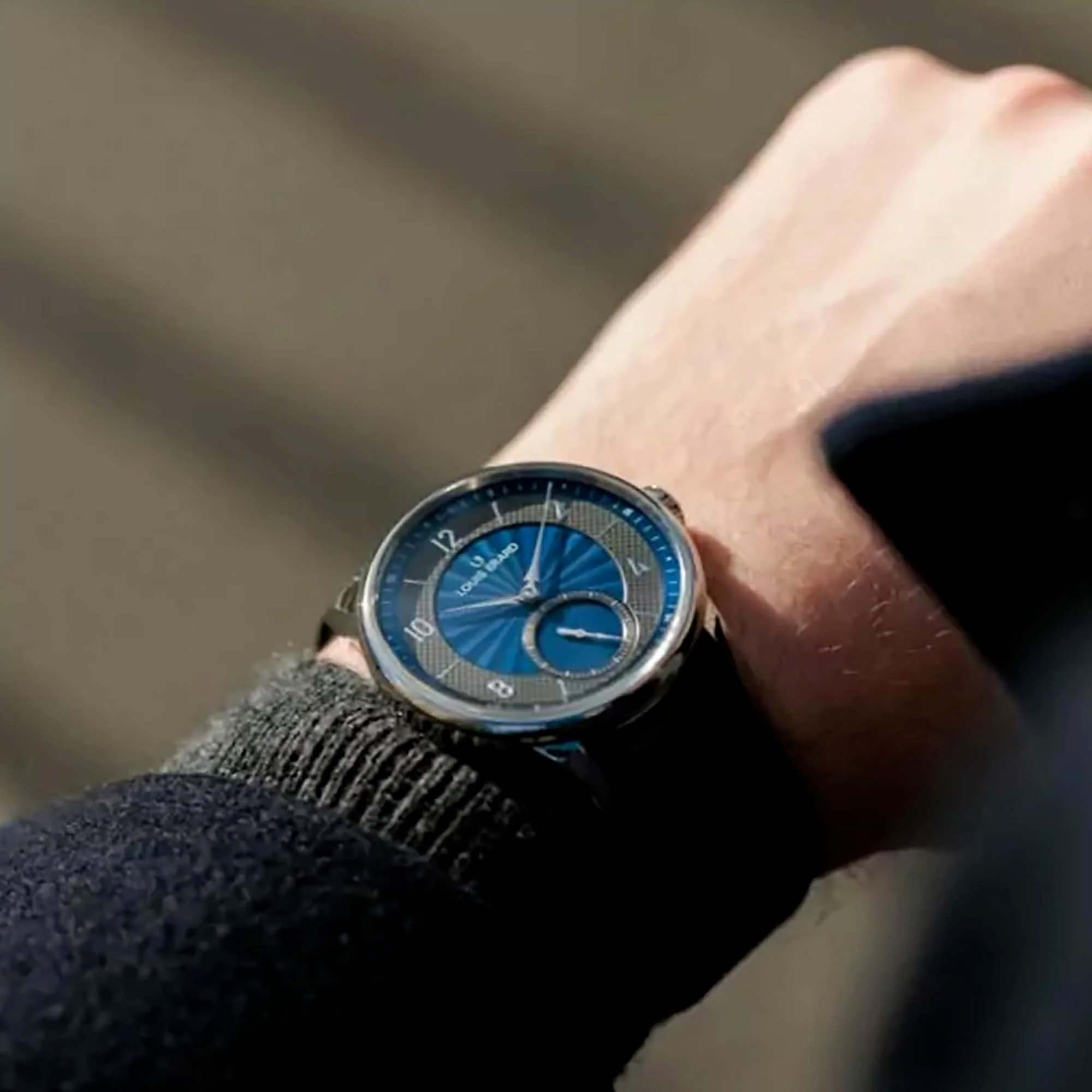 petite-seconde-guilloche-anthracite-blue-wrist