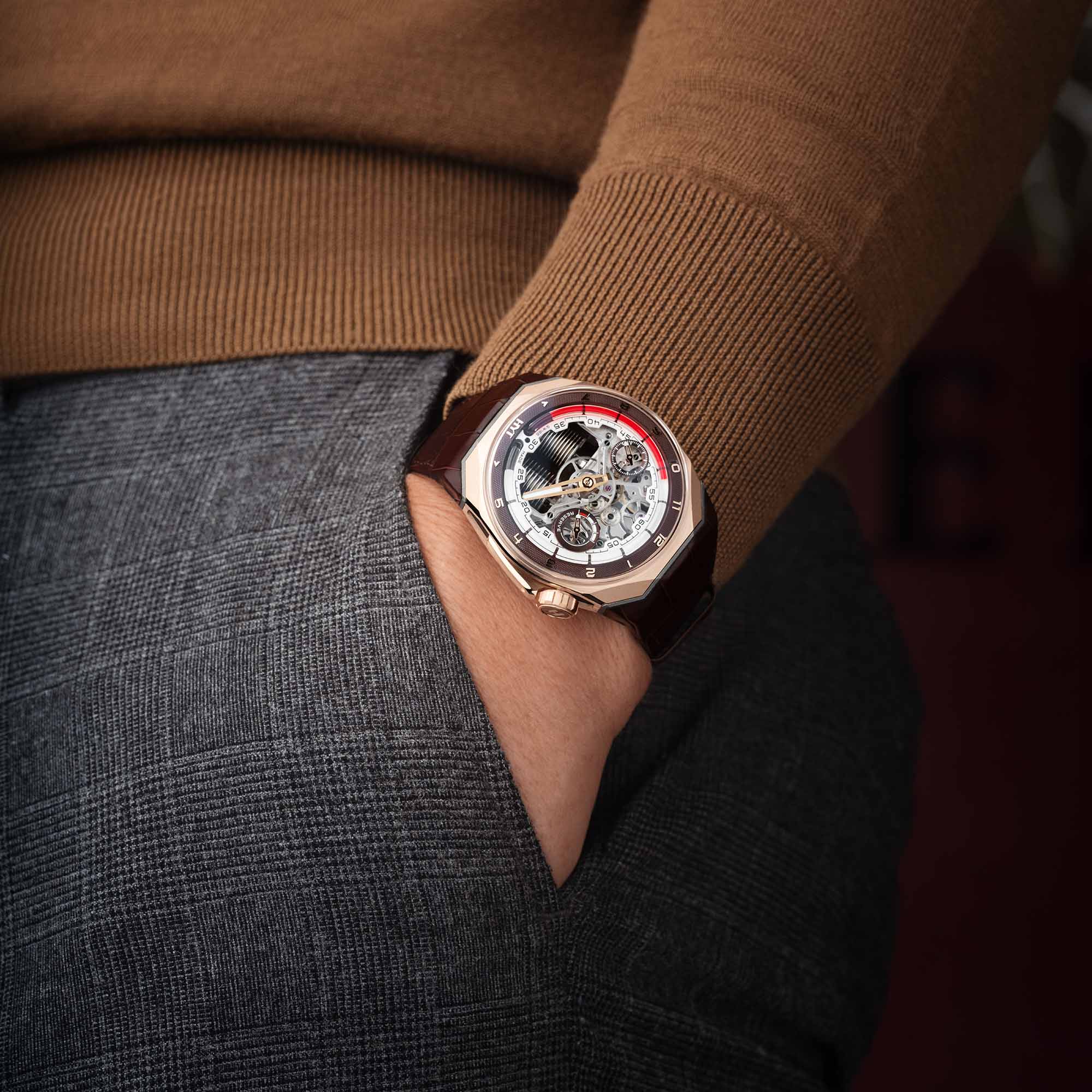 The HYT S1 Cigare in 5N Gold Titanium redefines time with liquid display technology and avant-garde design, produced in an ultra-exclusive run of eight pieces worldwide.