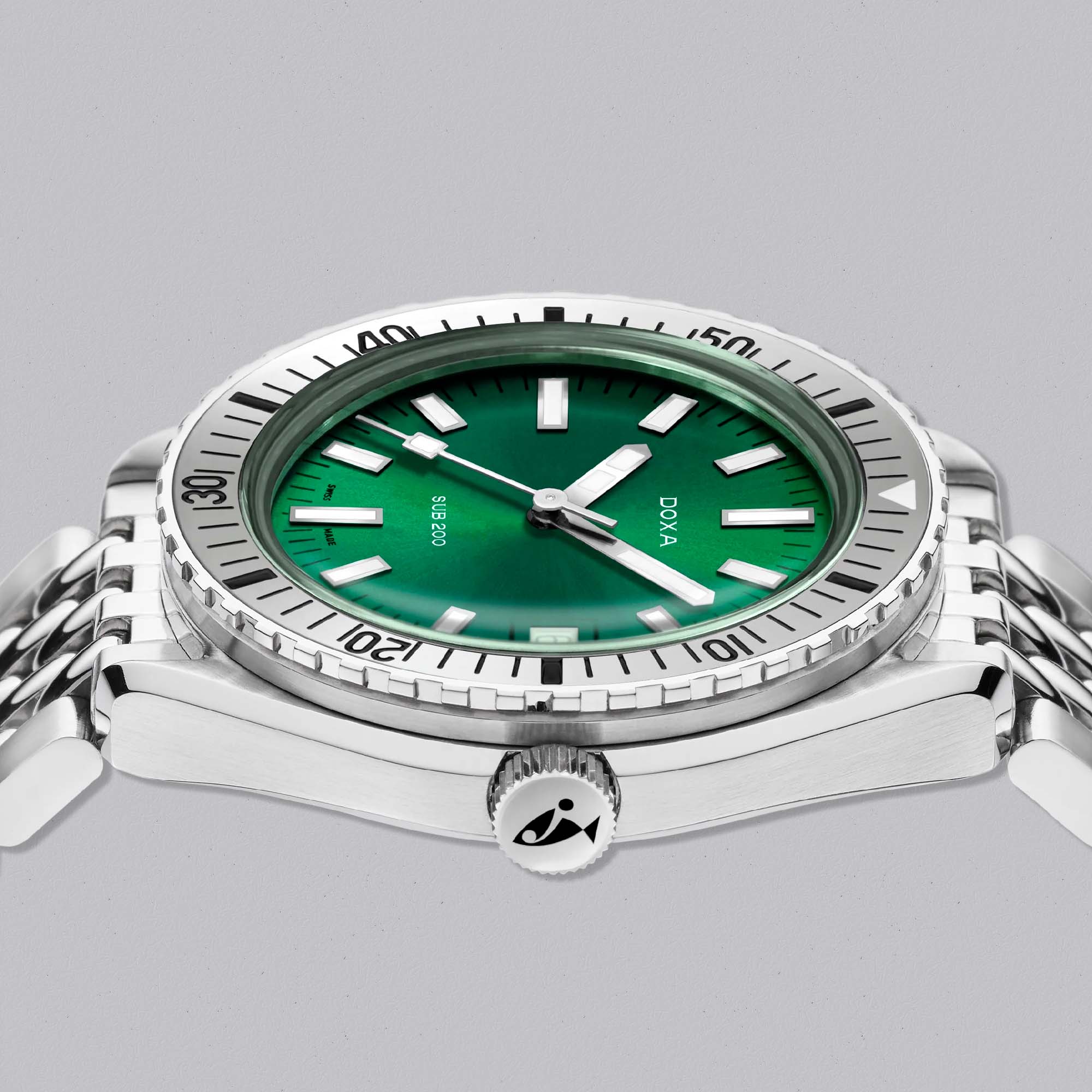 The Doxa SUB 200 Sea Emerald delivers everyday versatility with true dive watch credentials, offering bold legibility, Swiss mechanical movement, and timeless Doxa character.