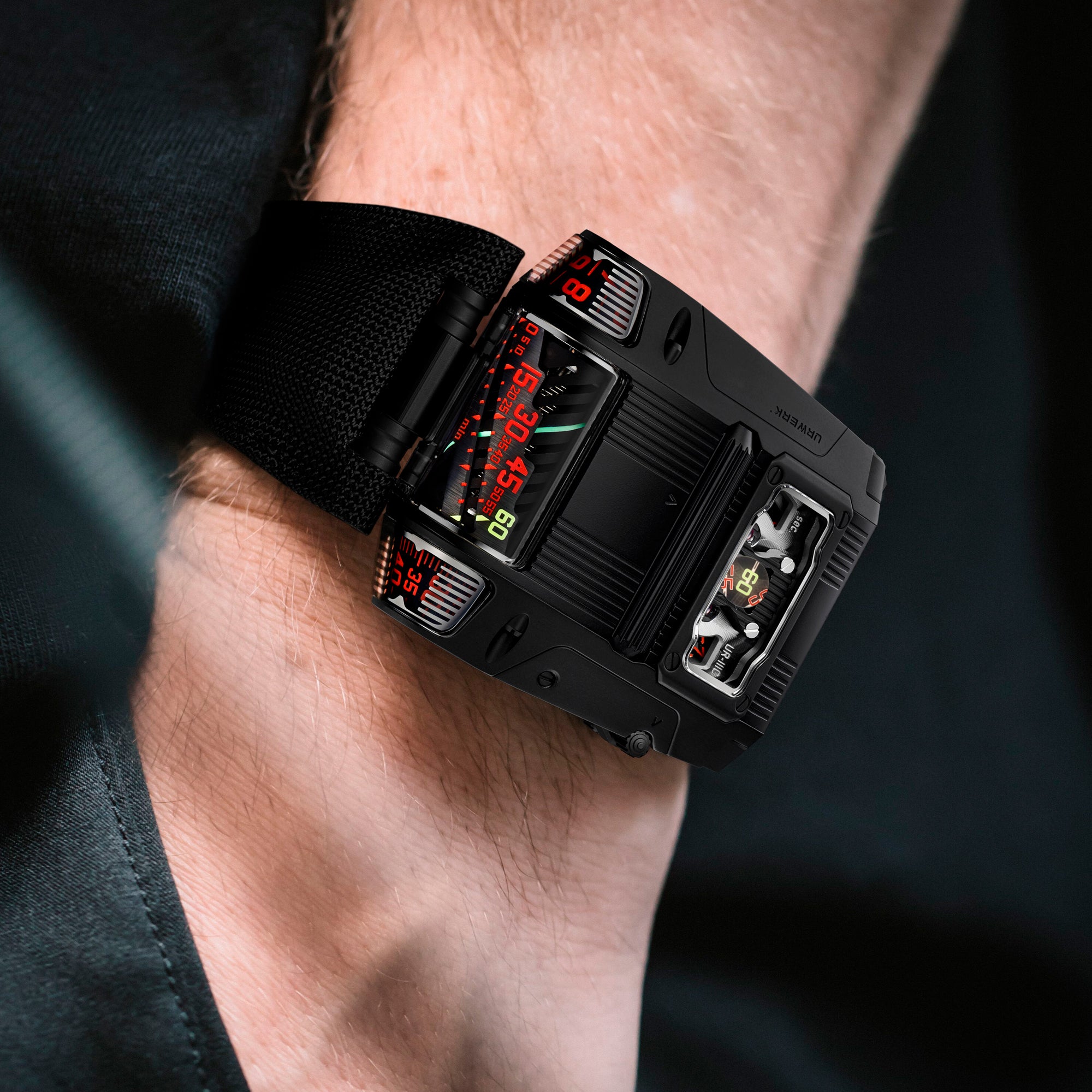 ur-111c-black-lifestyle