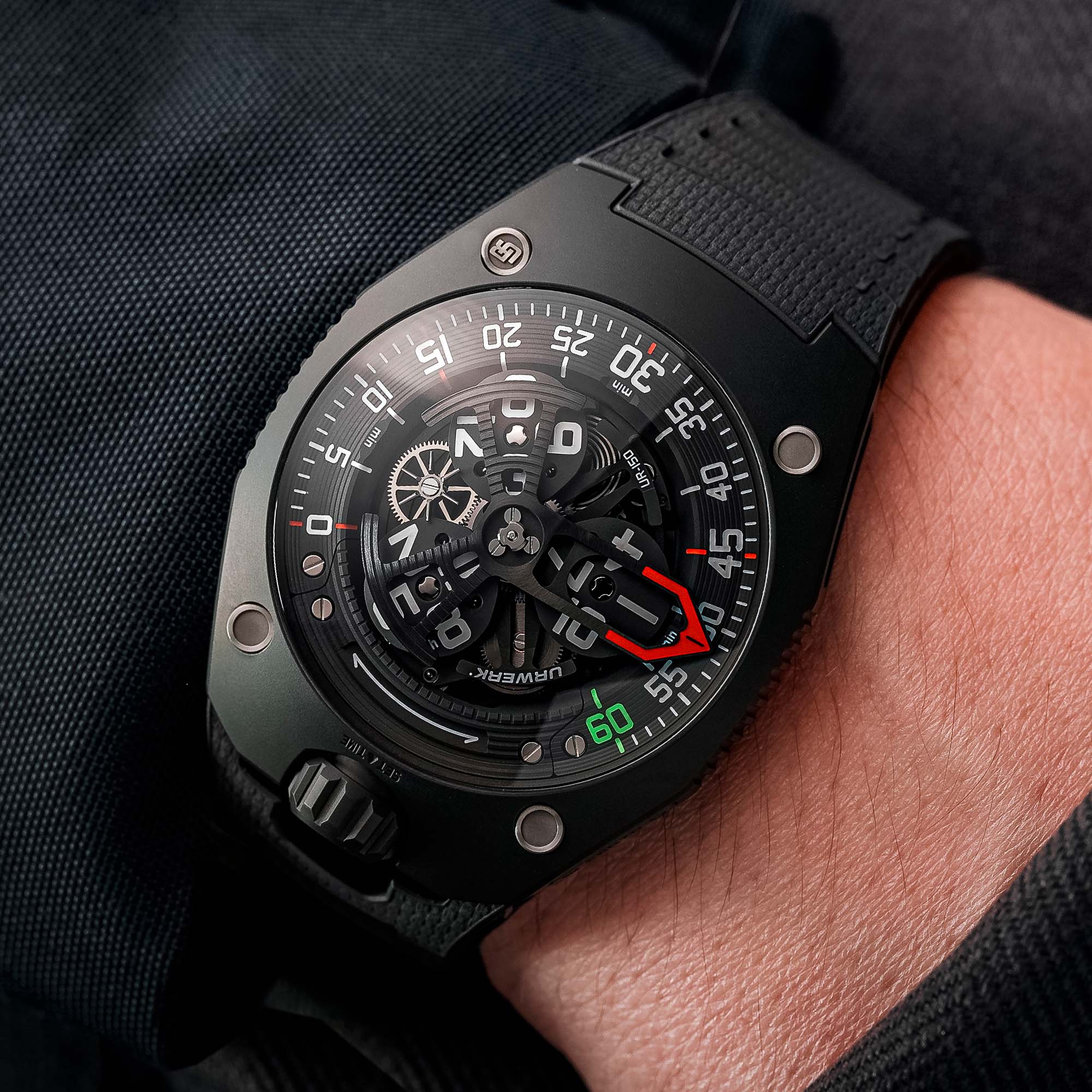 ur-150-scorpion-dark-lifestyle