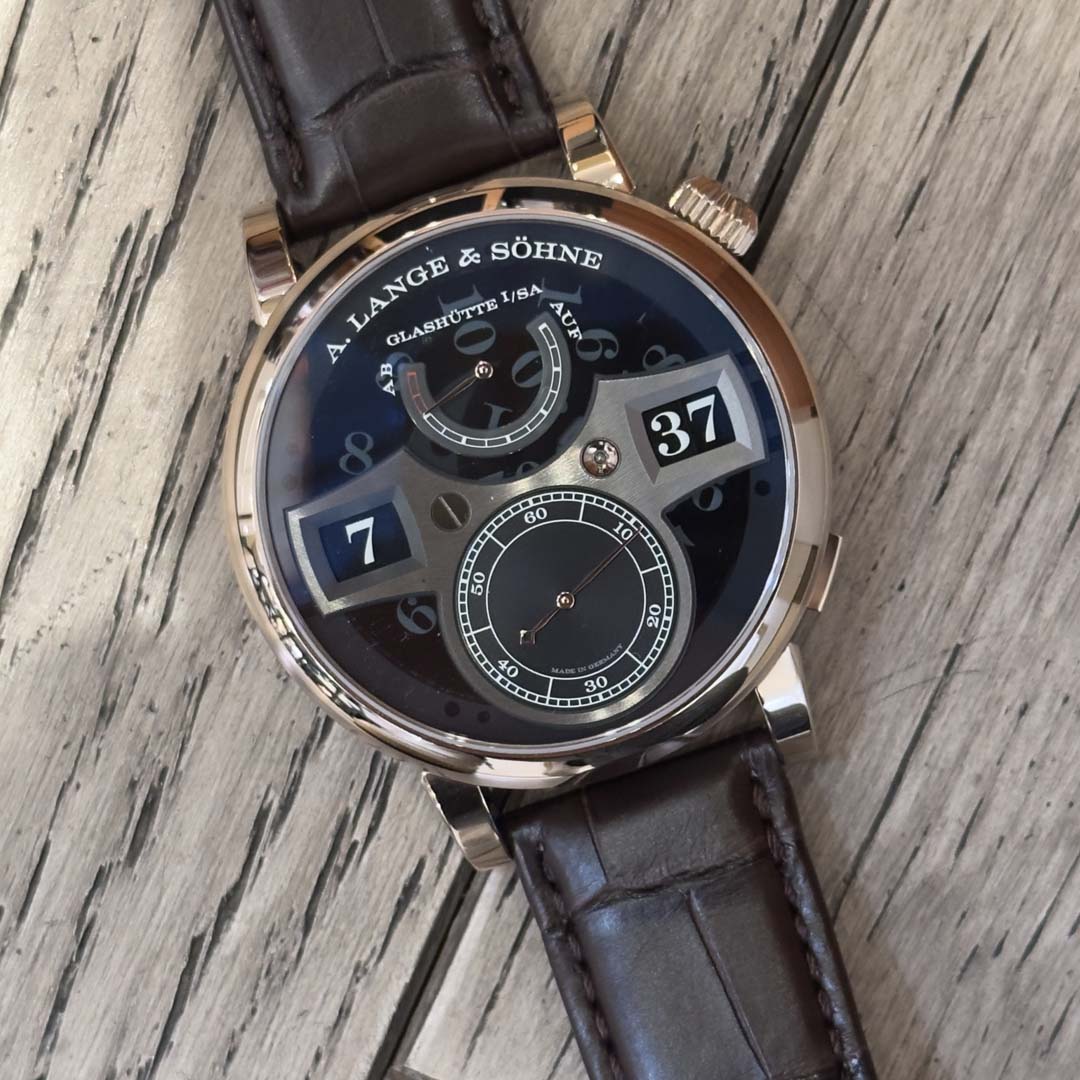 Pre owned A. Lange & Söhne Zeitwerk Honeygold Lumen ref. 142.055. Limited to 100 pieces, featuring a luminous mechanical digital display and exceptional Saxon finishing.
