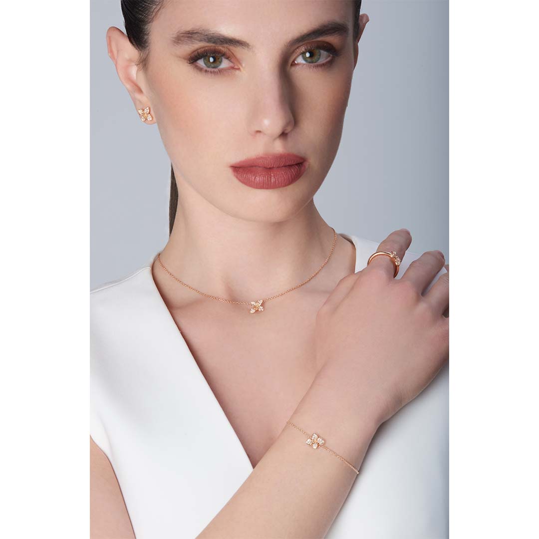 Discover the Petit Garden Necklace in rose gold, set with white and champagne diamonds for a warm, luminous finish. A graceful piece designed for everyday luxury. SKU 16795R.