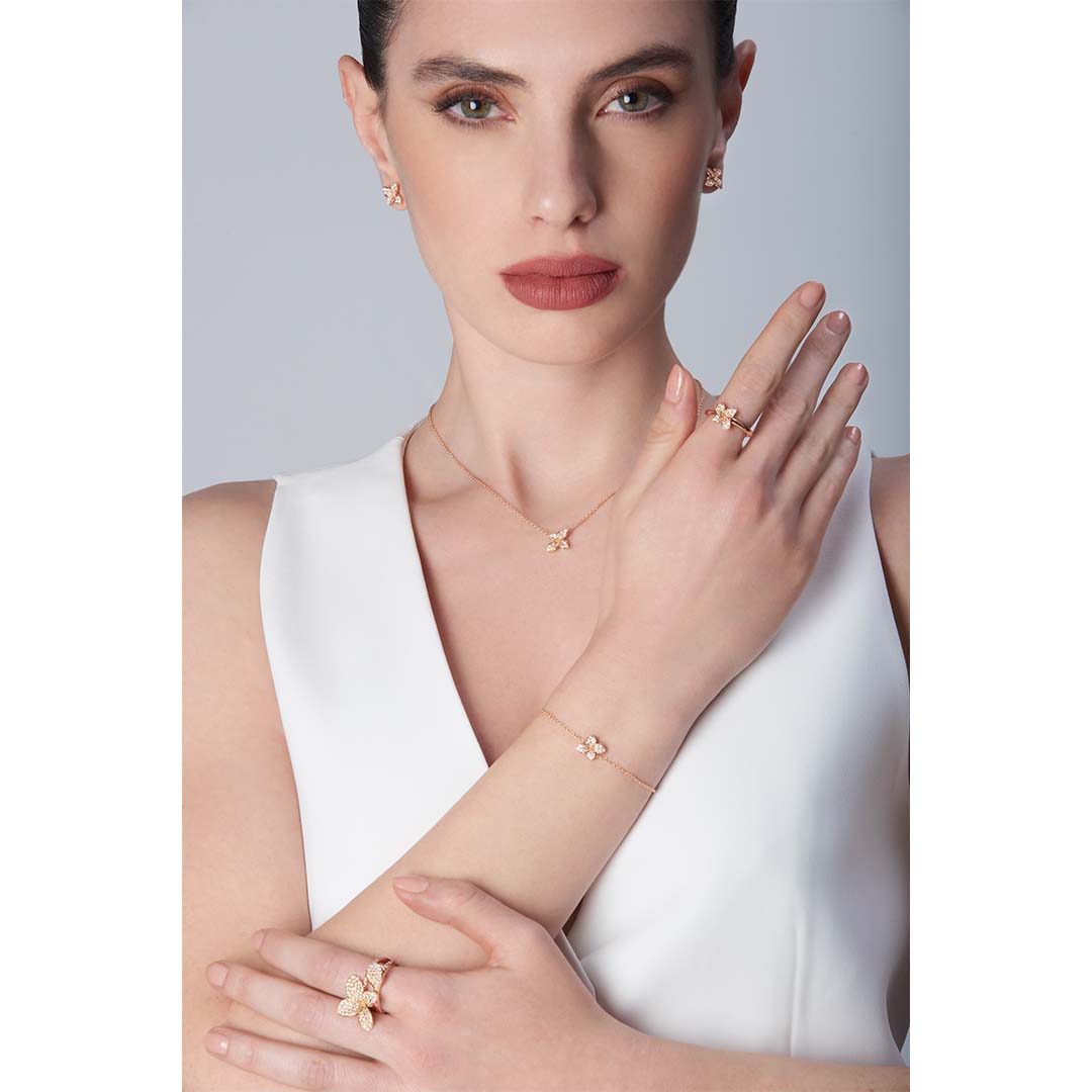 Crafted in 18K rose gold, the Petit Garden Necklace combines white and champagne diamonds in a refined floral-inspired motif. Subtle brilliance with timeless appeal. SKU 16795R.