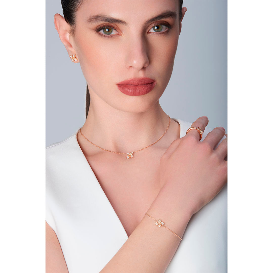 Crafted in 18K rose gold, the Petit Garden Bracelet showcases a diamond-set petite flower design, combining soft femininity with timeless sparkle.