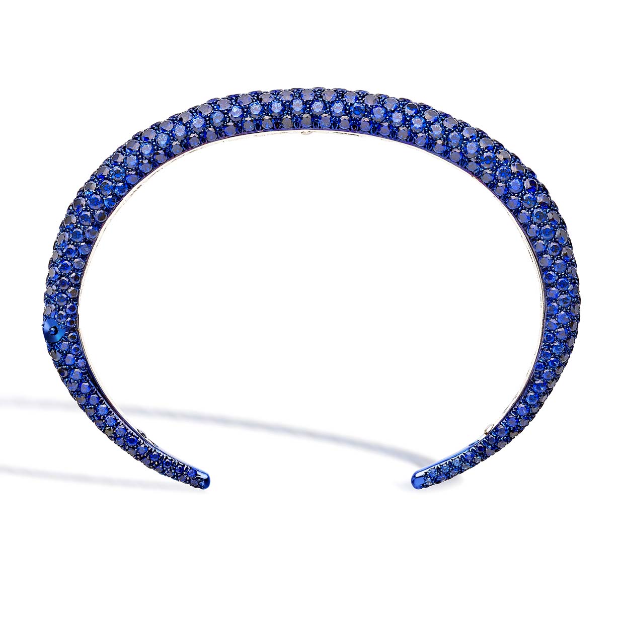 45a5-domina-bracelet-in-white-gold-and-blue-titanium-with-blue-full-cut-sapphires-11,54-ct