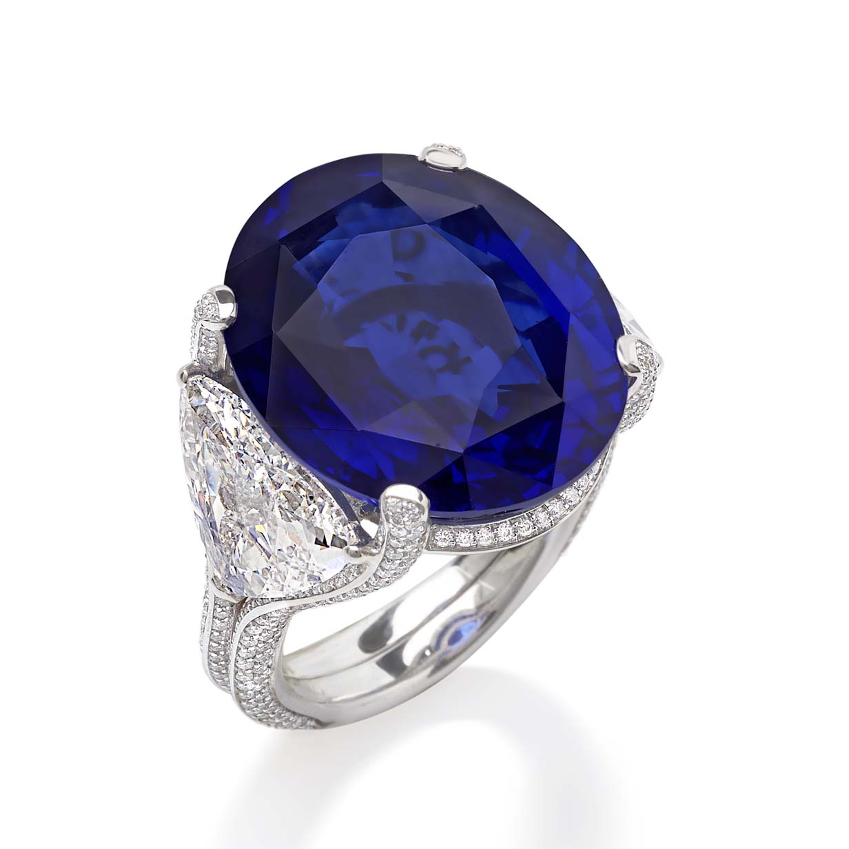 47E9-gea-ring-in-white-gold-with-a-vivid-blue-oval-sapphire-from-sri-lanka-26,08-ct,-a-pair-of-white-heart-modified-diamonds-4,09-ct,-white-pear-shape-diamonds-0,68-ct-and-white-fullcut-diamonds-1,09-ct