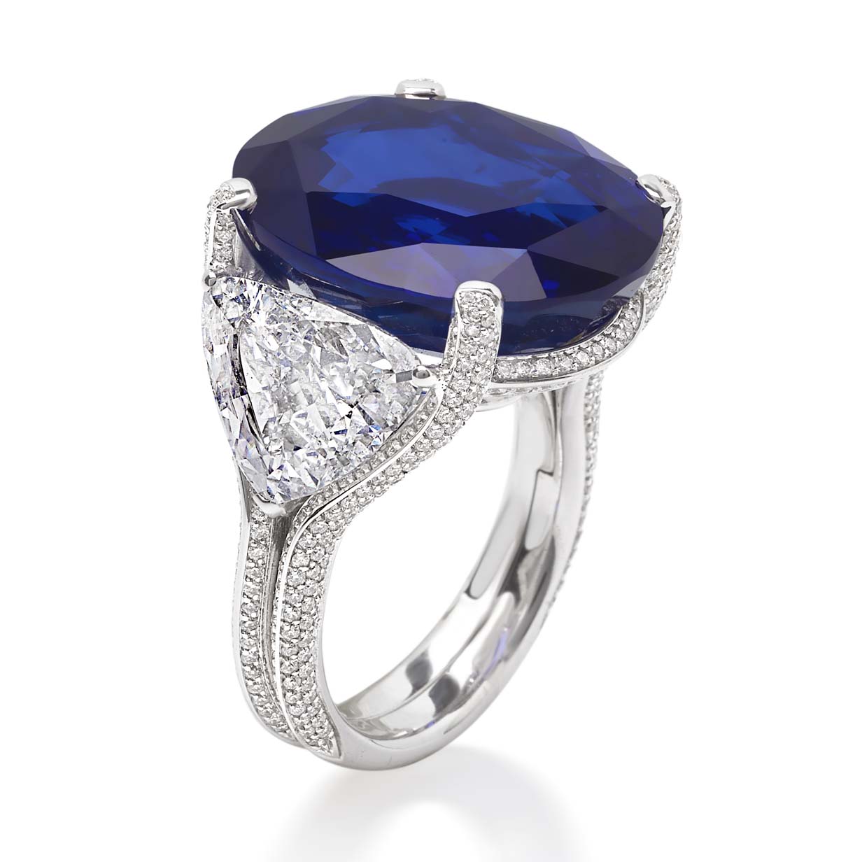 47E9-side-gea-ring-in-white-gold-with-a-vivid-blue-oval-sapphire-from-sri-lanka-26,08-ct,-a-pair-of-white-heart-modified-diamonds-4,09-ct,-white-pear-shape-diamonds-0,68-ct-and-white-fullcut-diamonds-1,09-ct