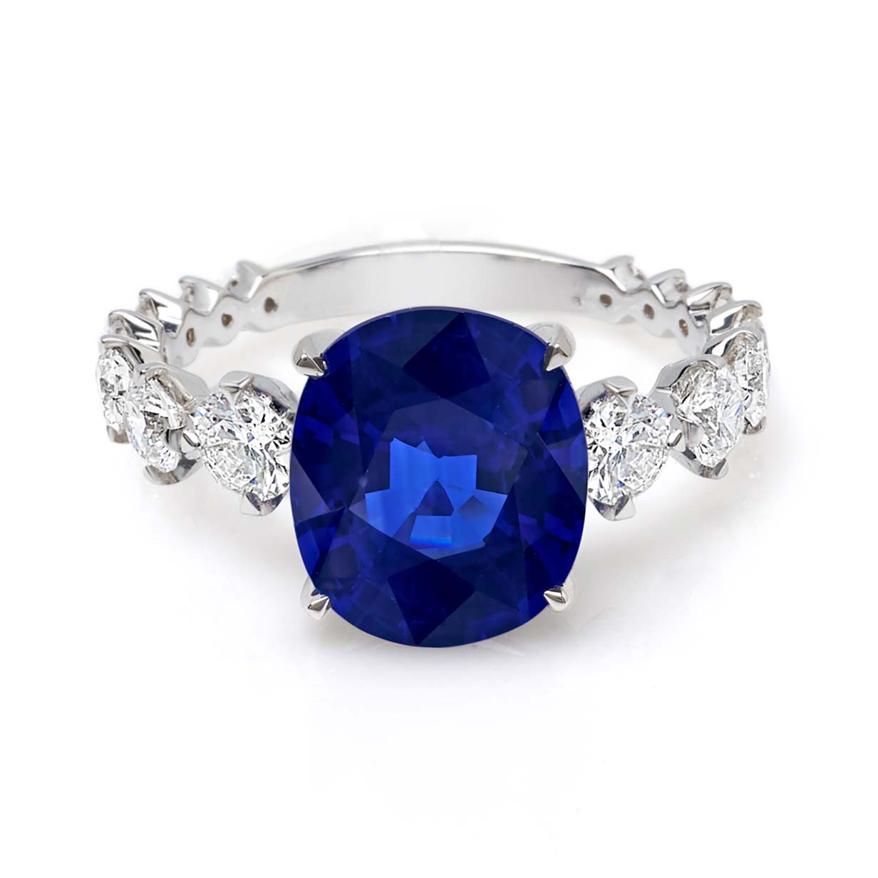 5263-luce-ring-in-white-gold-with-a-royal-blue-cushion-from-sri-lanka-5,18-ct-and-white-full-cut-diamonds-1,06-ct