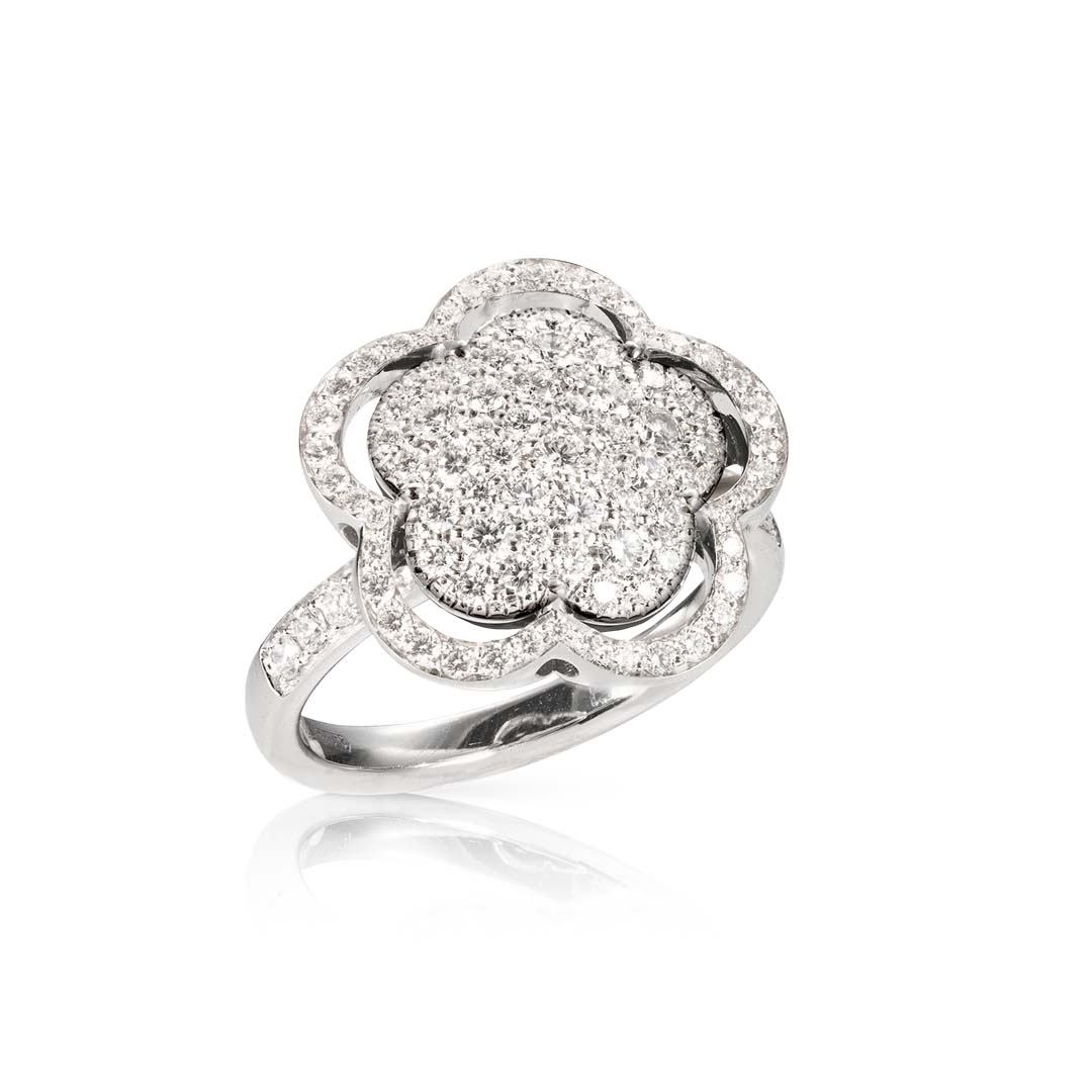 Discover the Pasquale Bruni Bon Ton ring in 18k white gold featuring a striking onyx flower and sparkling diamonds, a perfect blend of Italian elegance and modern glamour.