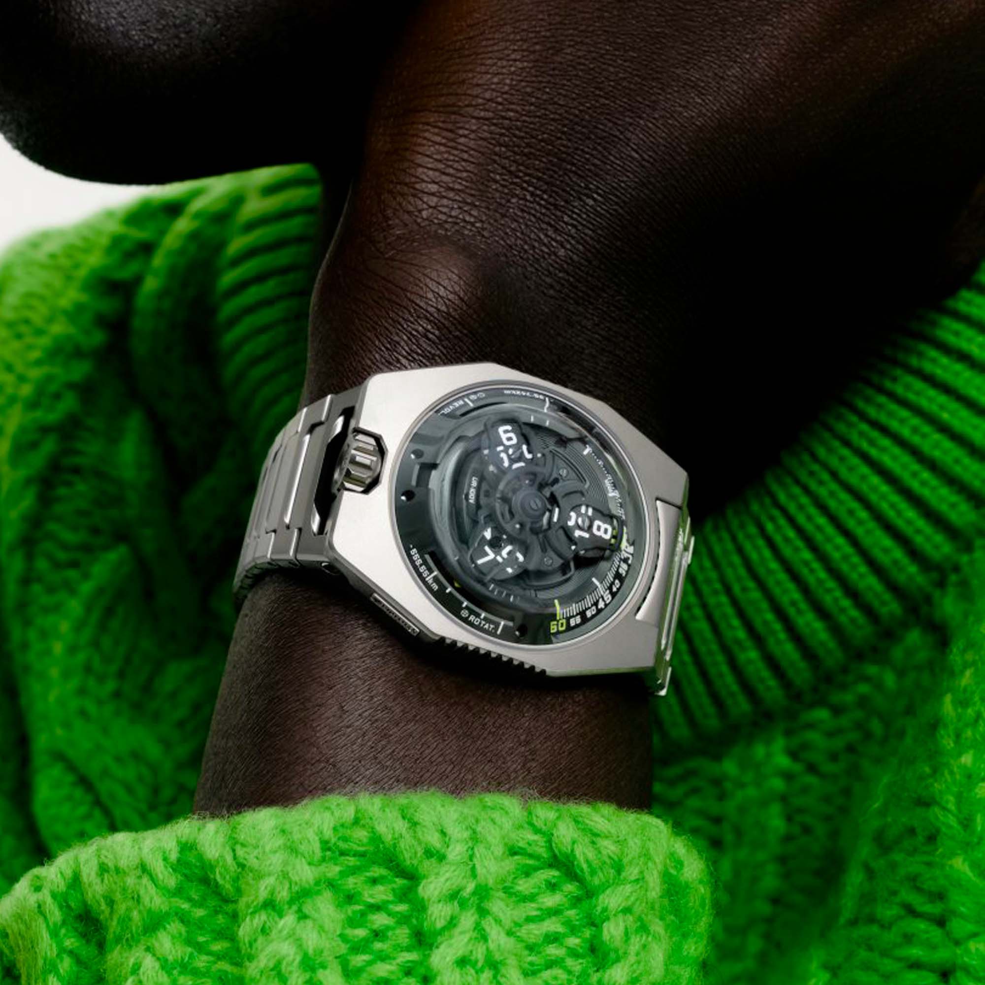 Step into URWERK’s universe with the UR-100V Magic T Hunter Green, a titanium masterpiece fusing satellite hours, orbital minutes, and futuristic style.