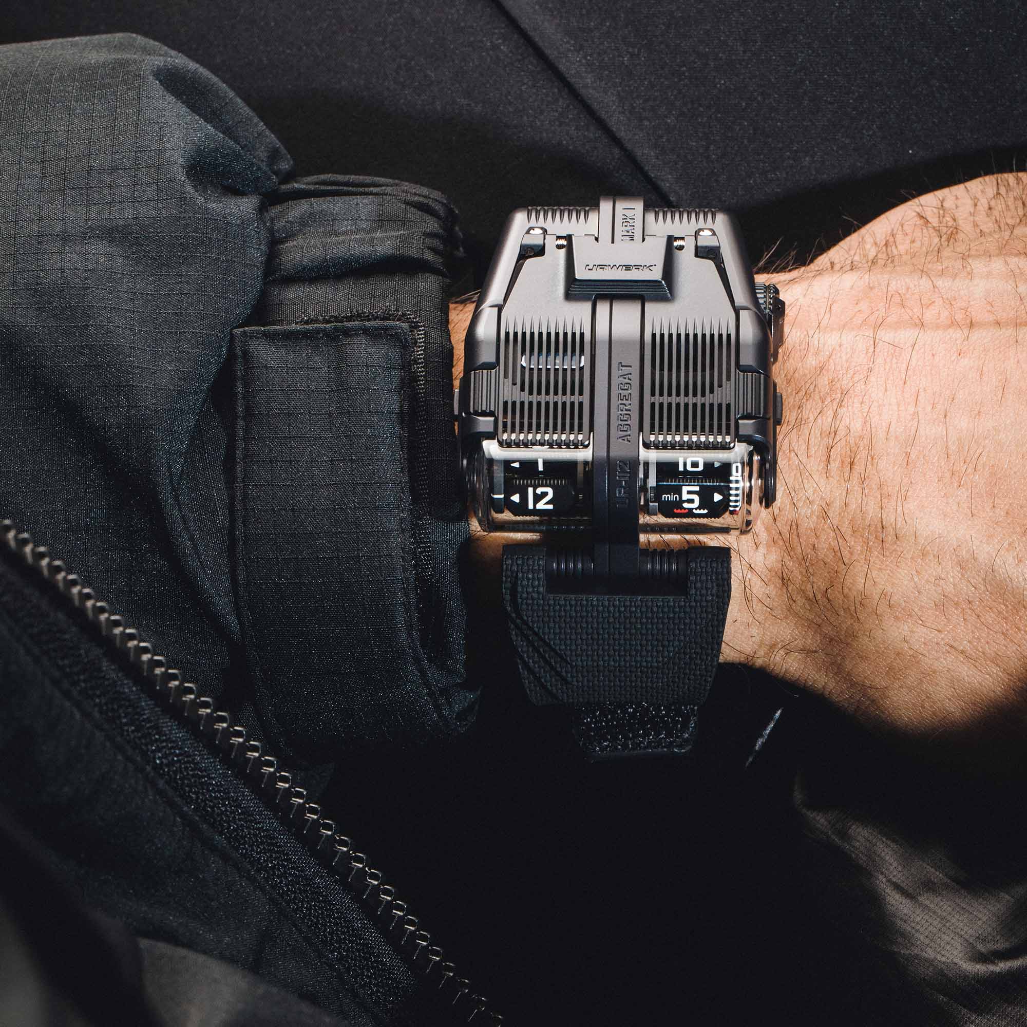 UR-112-BACK-TO-BLACK-LIFESTYLE-2