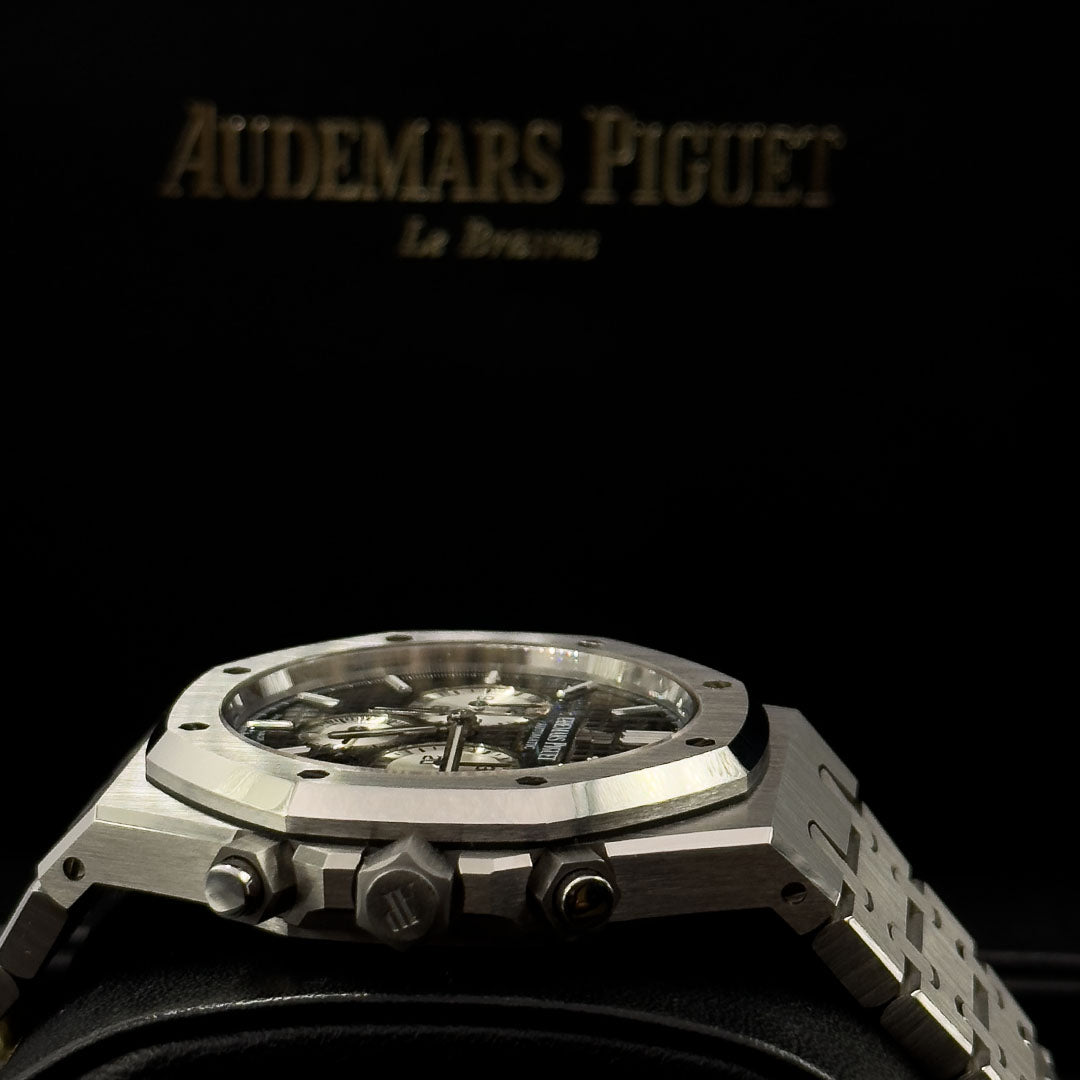 ap-black-dial-steel-chrono-royal-oak-case-side