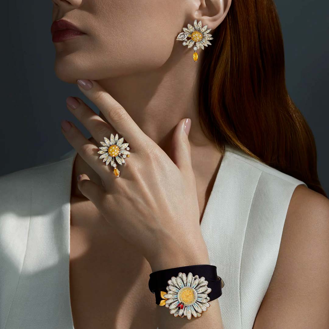 Sicis Jewels White Daisy Watch – a poetic fusion of art and time. Crafted in white gold with a micromosaic dial, black diamonds and yellow sapphires, embodying pure Italian luxury.