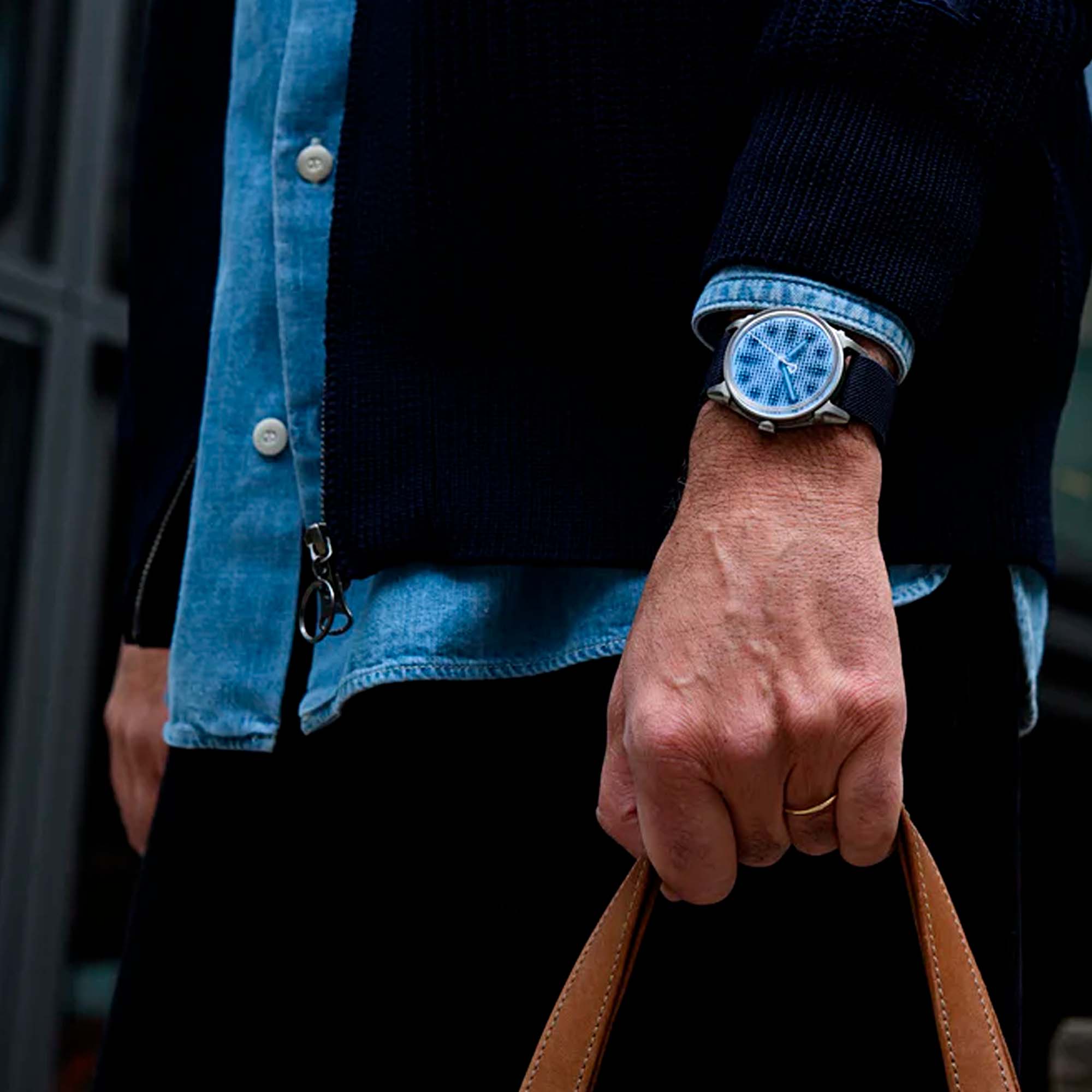 Kollokium PROJEKT 01 Variant G1 delivers a powerful visual language, experimental construction, and strong appeal for modern watch collectors.