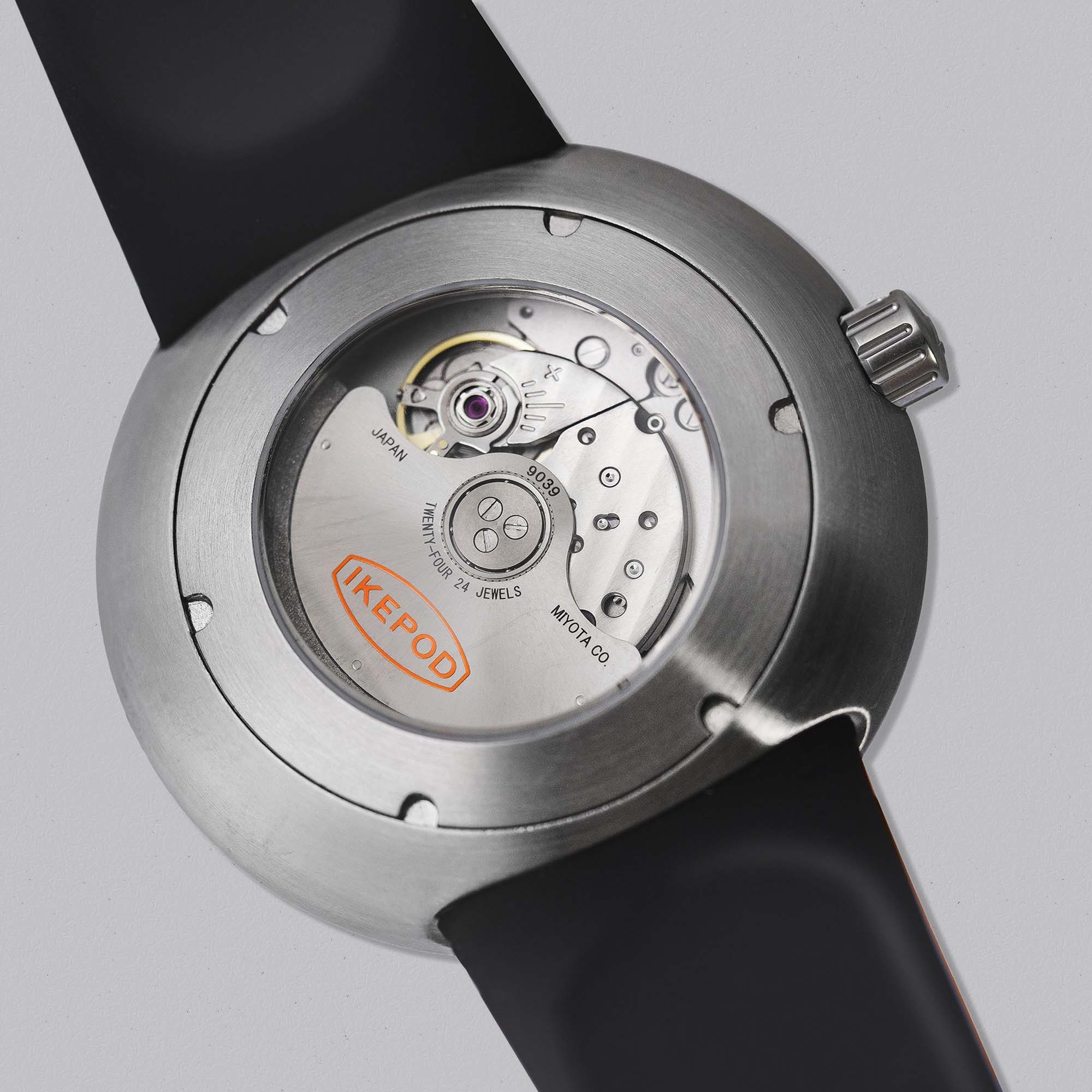 Discover the Megapod Hour Glass GAE M002 HG, a limited edition automatic watch designed by Alexandre Peraldi. Only 25 pieces worldwide, available at Swiss Gallery.