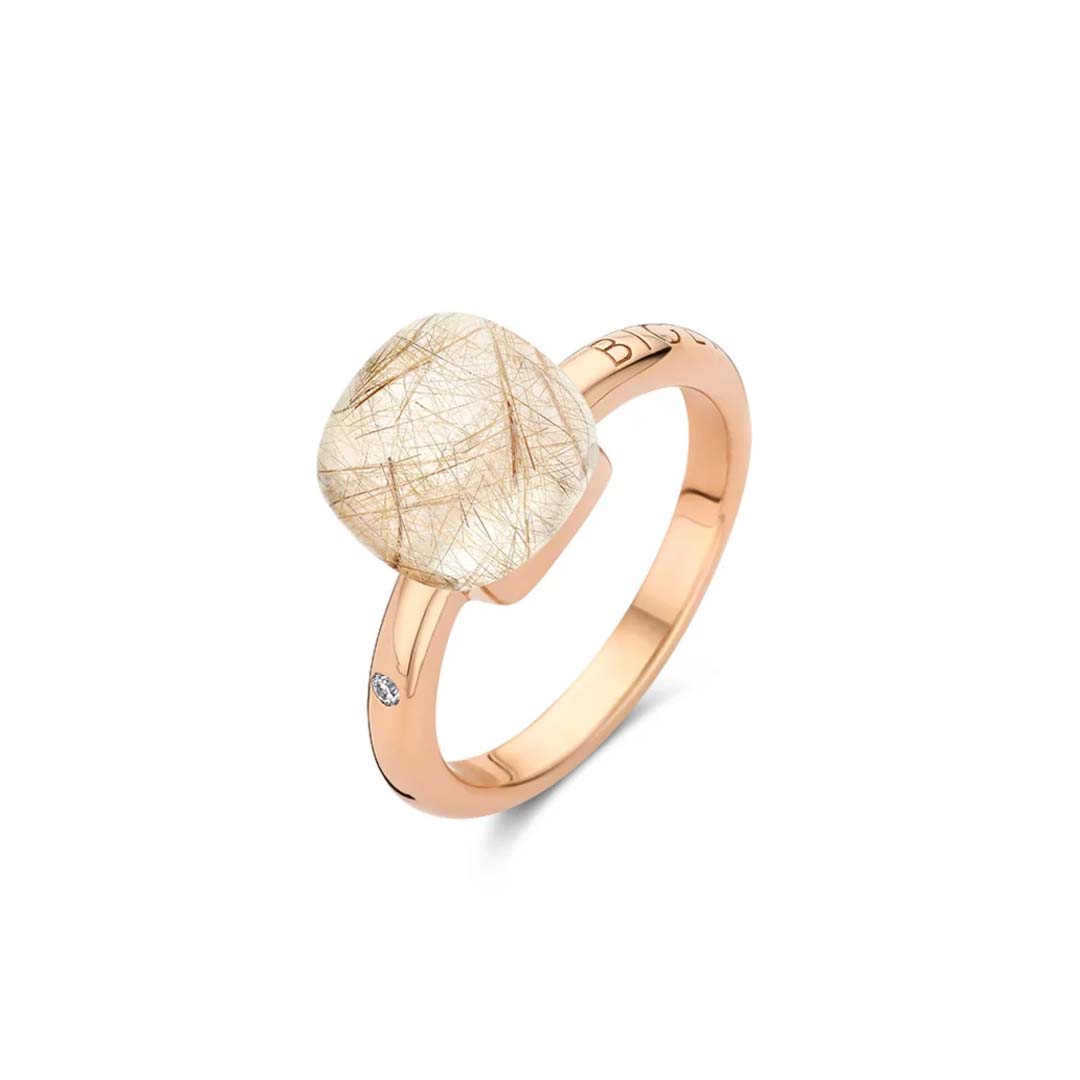 Mini Sweety ring with rutile quartz and mother of pearl combines natural inclusions with soft iridescence in a refined jewellery design.