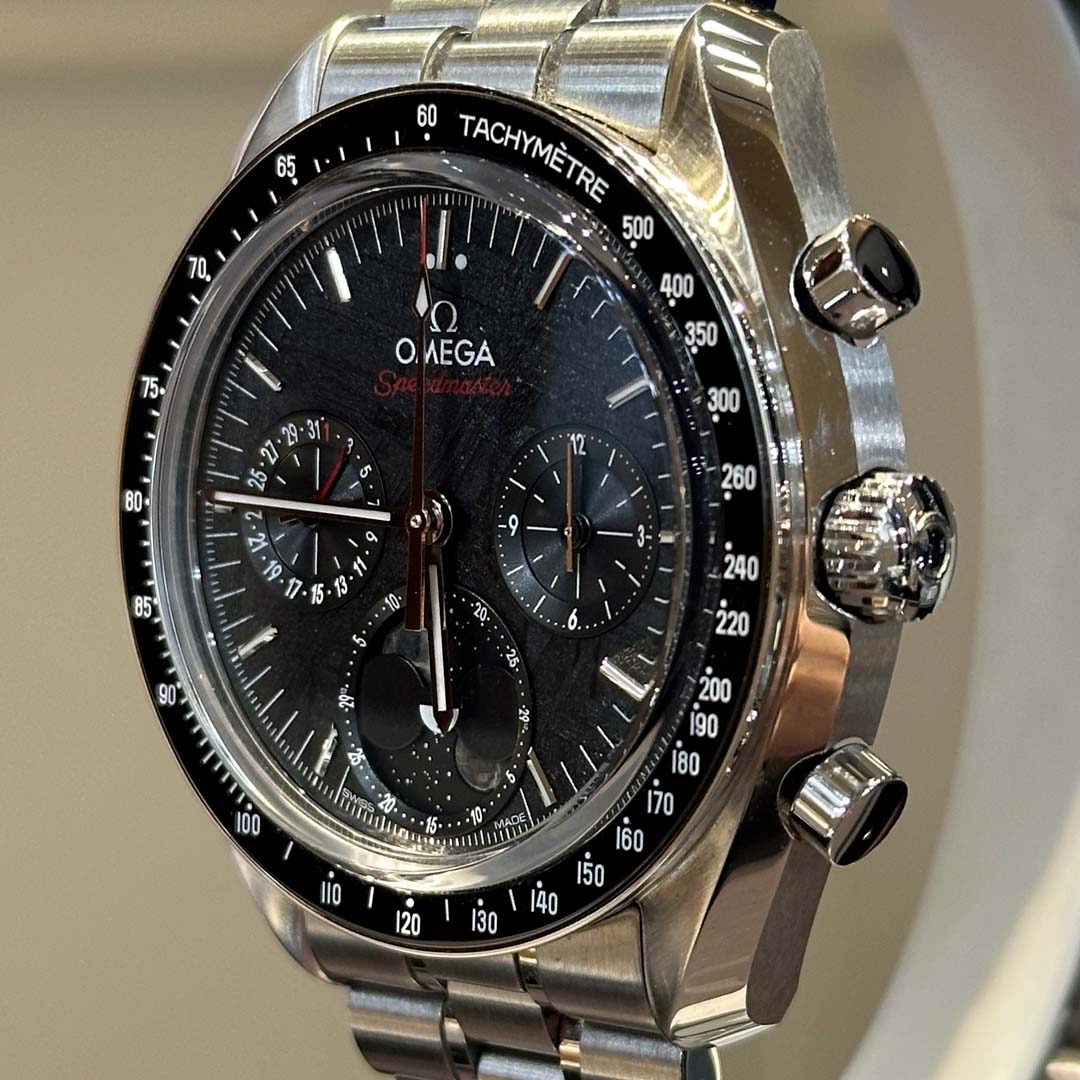 Pre-owned Speedmaster Moonphase featuring a black meteorite dial, lunar meteorite moons, and Master Chronometer calibre 9914.