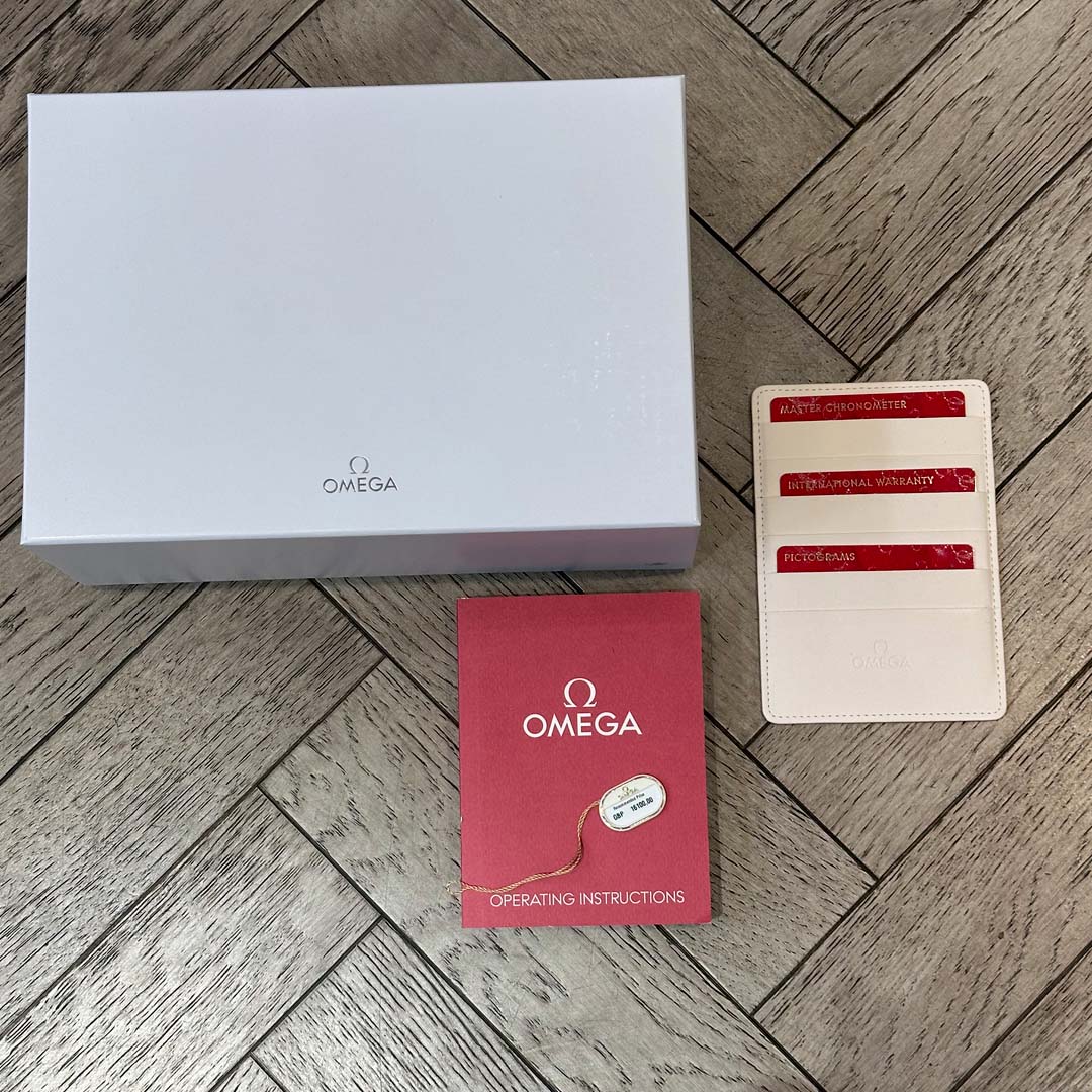 An exceptional pre-owned Speedmaster Moonphase with meteorite dial, lunar moon display, and iconic chronograph heritage.