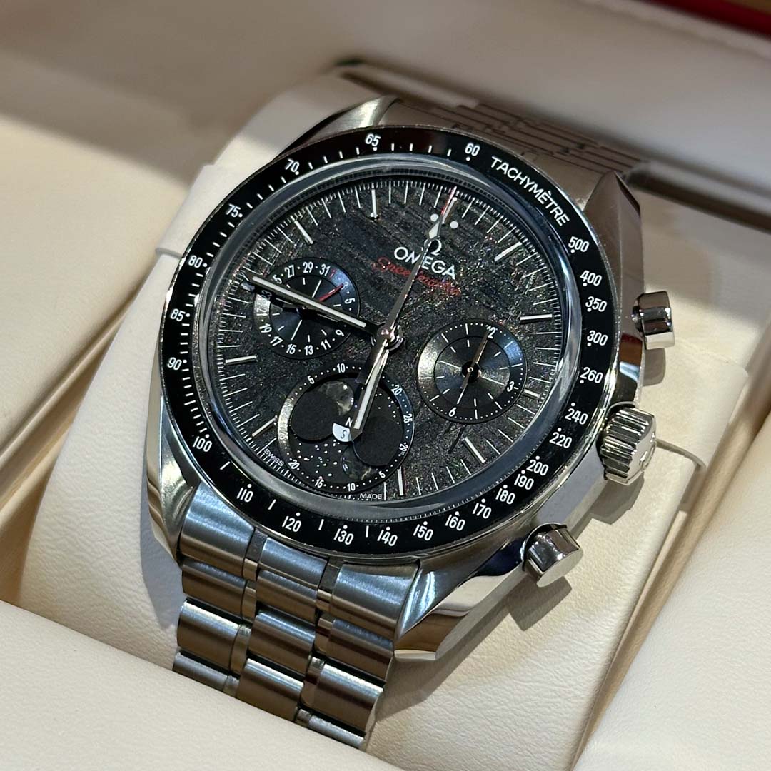 This pre-owned Speedmaster Moonphase combines space heritage with a meteorite dial, moon meteorite display, and stainless steel case.