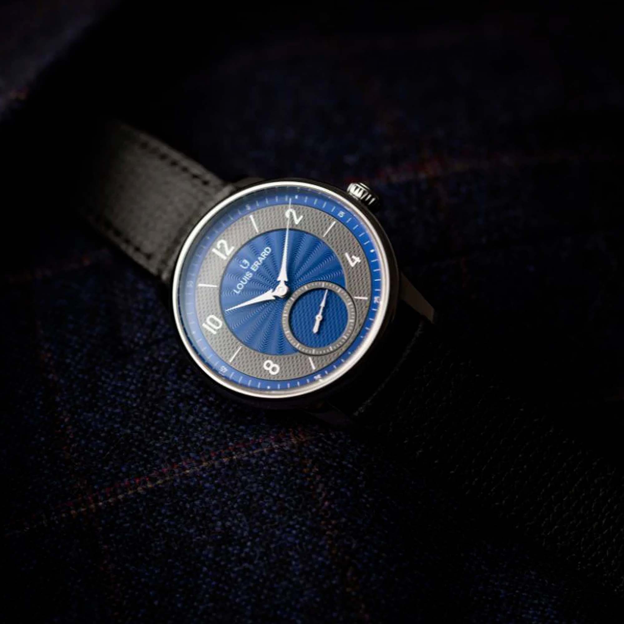 petite-seconde-guilloche-anthracite-blue-lifestyle