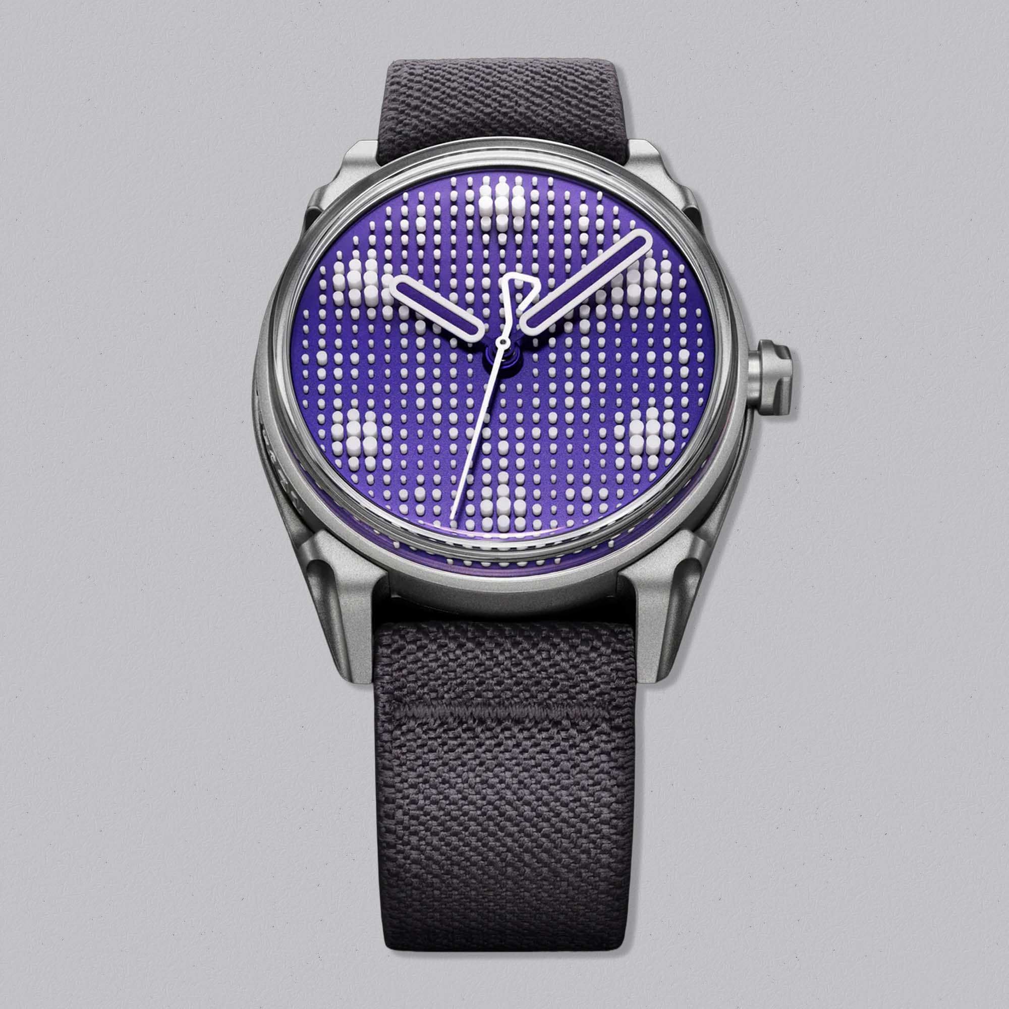 Discover the Kollokium Projekt 01 Variant F, a limited edition of 399 featuring violet Super Luminova Lichtblock technology and an industrial die cast steel case.