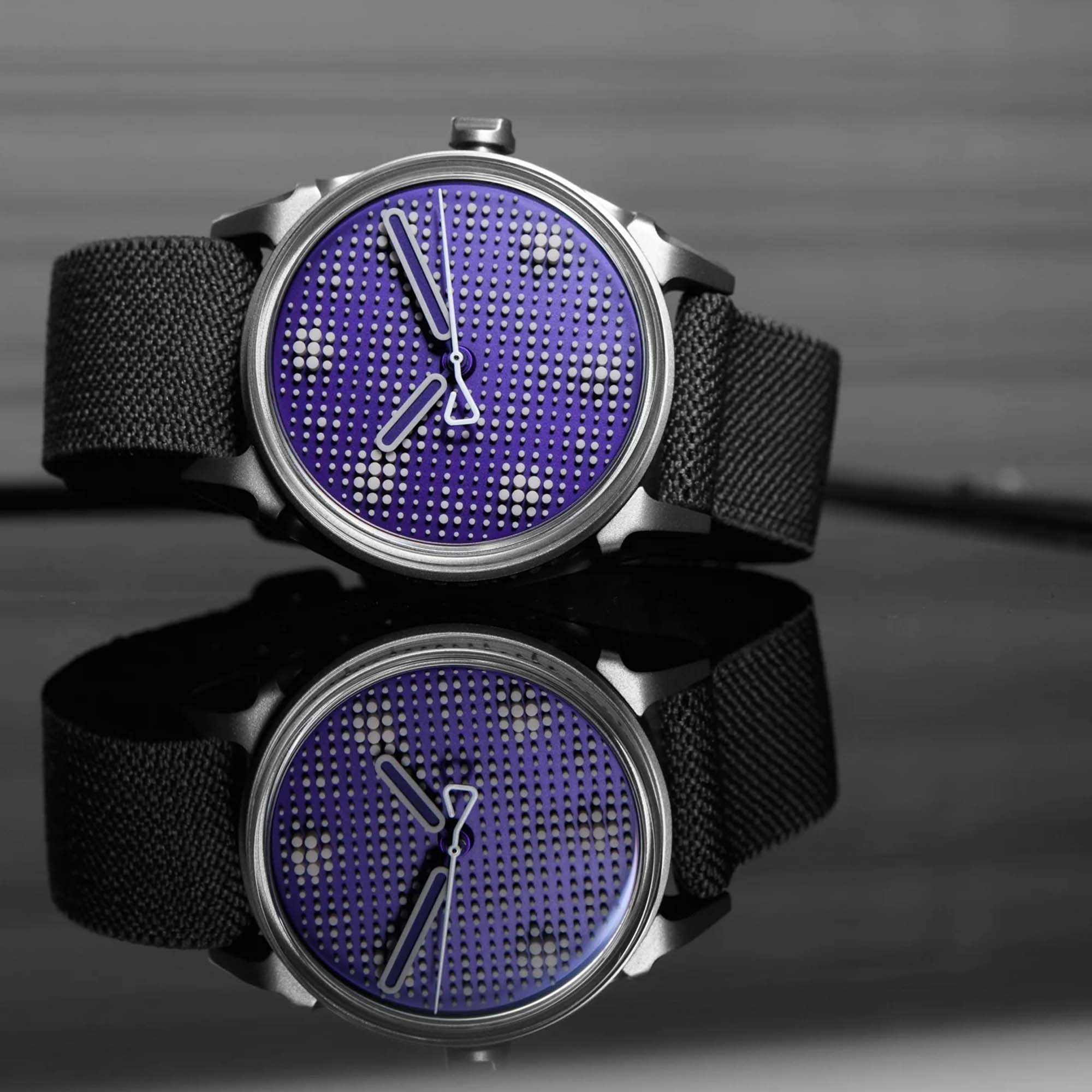 Kollokium Projekt 01 Variant F pushes luminosity further than ever, showcasing violet Super Luminova pins, brutalist craftsmanship, and a bold steel case design.