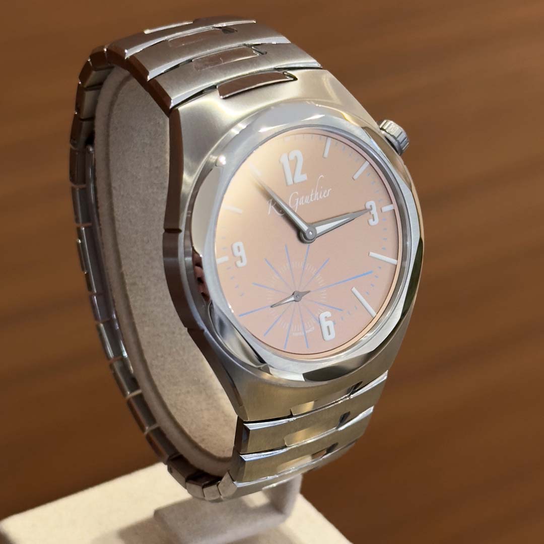 A modern independent timepiece, the Romain Gauthier C Titanium Edition salmon dial combines architectural design, integrated bracelet, and haute horlogerie finishing.