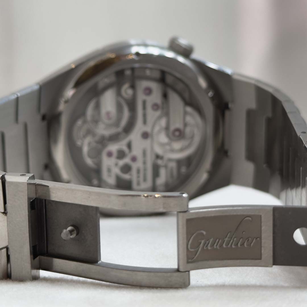 The Romain Gauthier C by Romain Gauthier Titanium Edition is a rare pre owned Swiss watch blending contemporary design, titanium construction, and mechanical depth.
