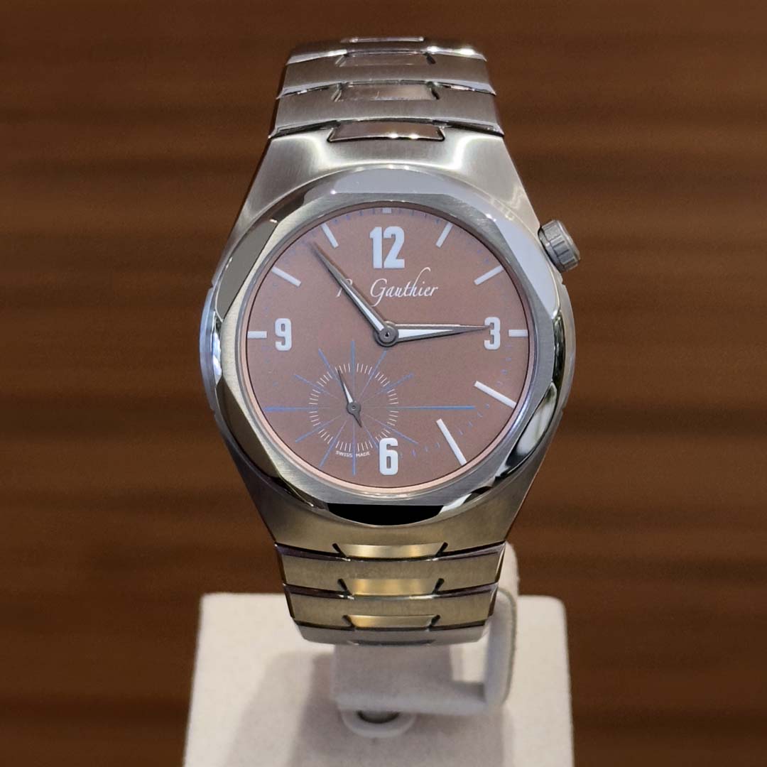 Discover the Romain Gauthier C Titanium Edition salmon dial, a pre owned independent Swiss watch in grade 5 titanium with integrated bracelet and in house movement.