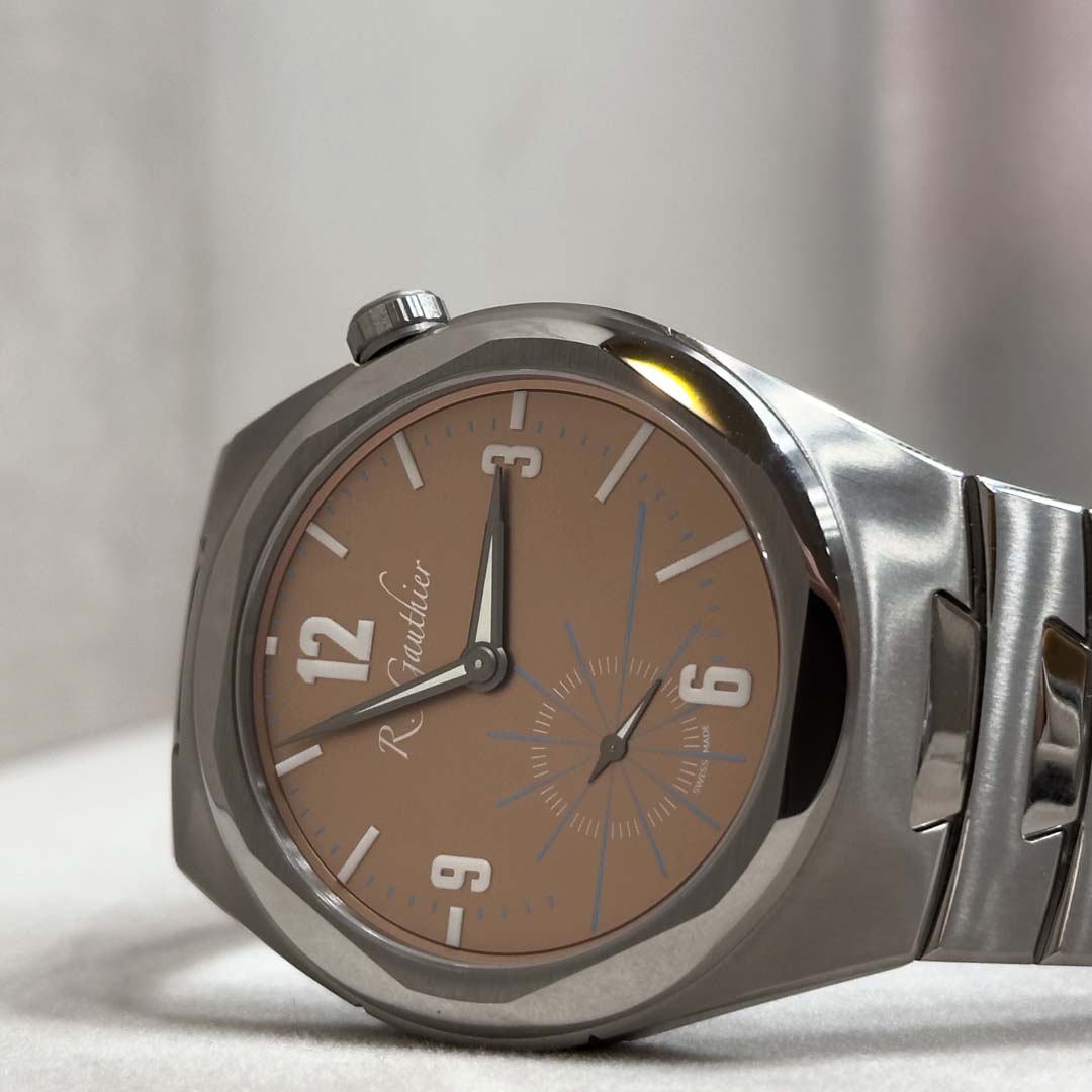 Explore this pre owned Romain Gauthier C Titanium Edition with salmon dial, offering understated luxury, in house engineering, and everyday wearability.