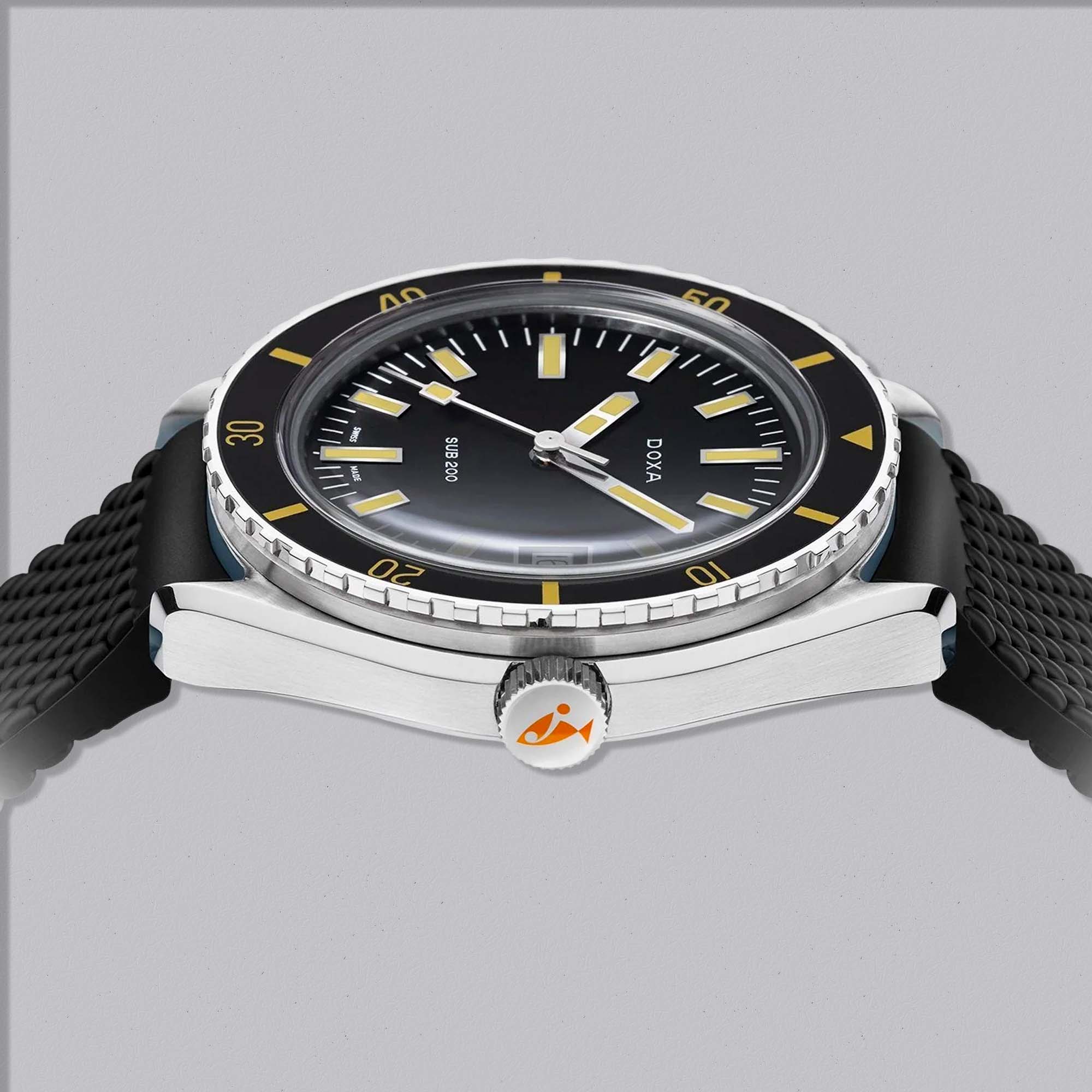 The DOXA SUB 200 Sharkhunter 799.10.101.20 delivers reliable Swiss engineering, strong underwater legibility, and everyday versatility.