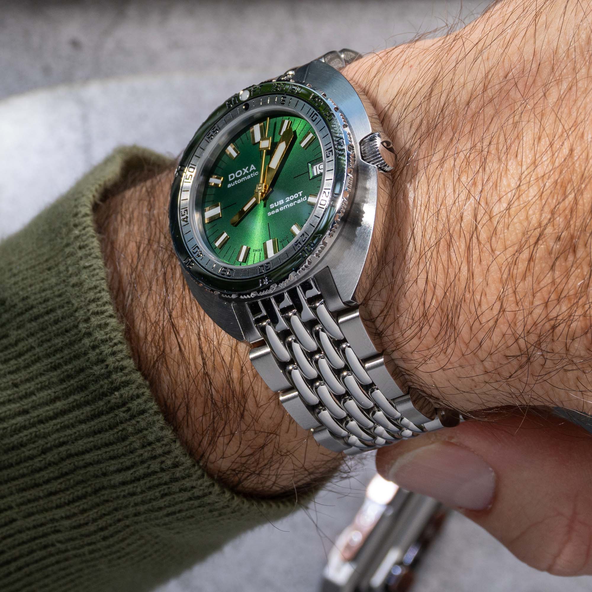 sub-200-t-emerald-green-wrist