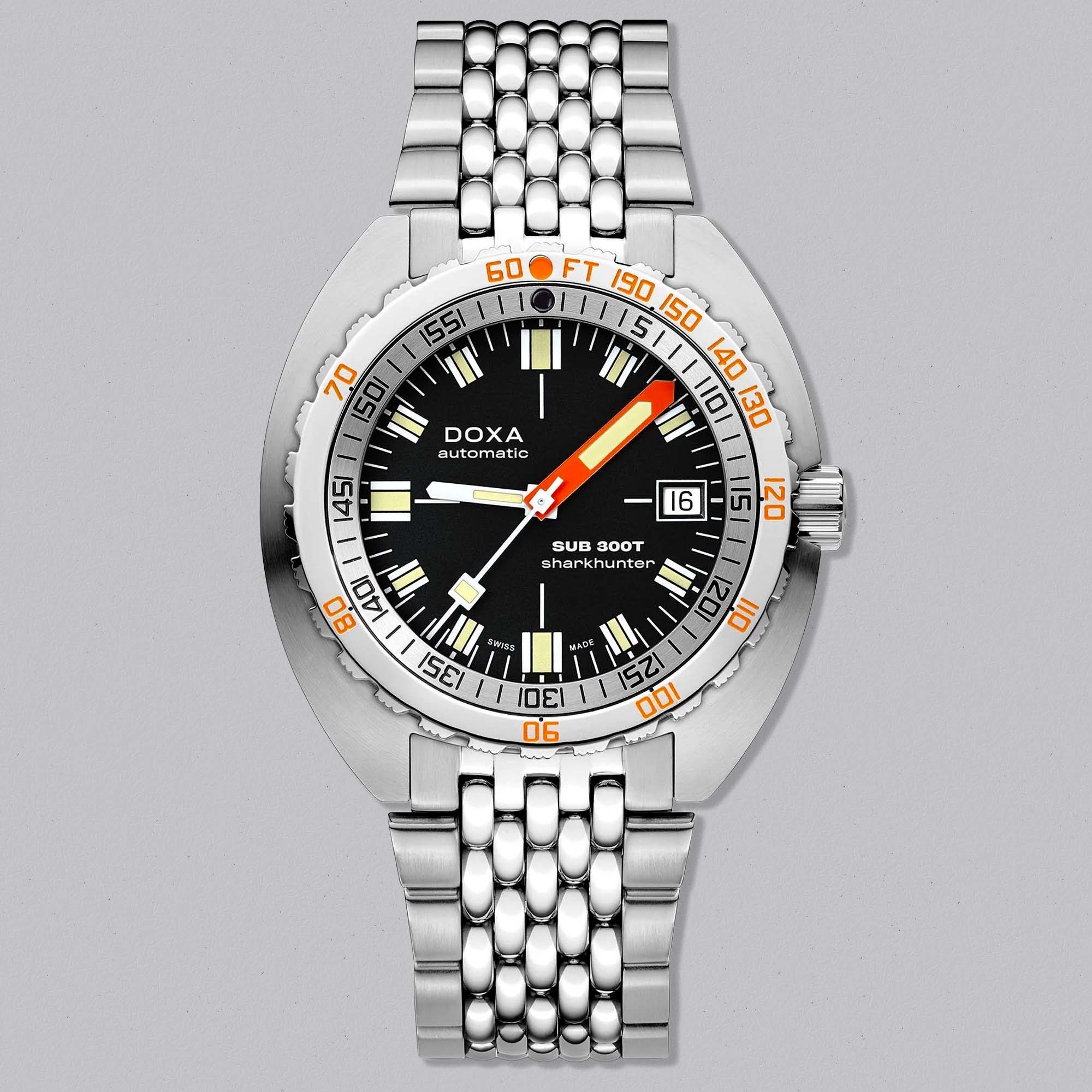 DOXA SUB 300T Sharkhunter 840.10.101.10 – classic black dial, 1,200m water resistance, helium valve, and Swiss automatic precision.