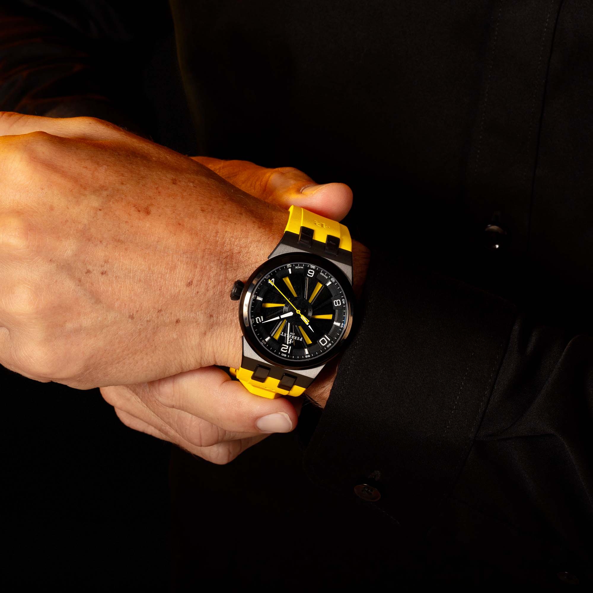 turbine-titanium-41-yellowa-4067_1-wrist