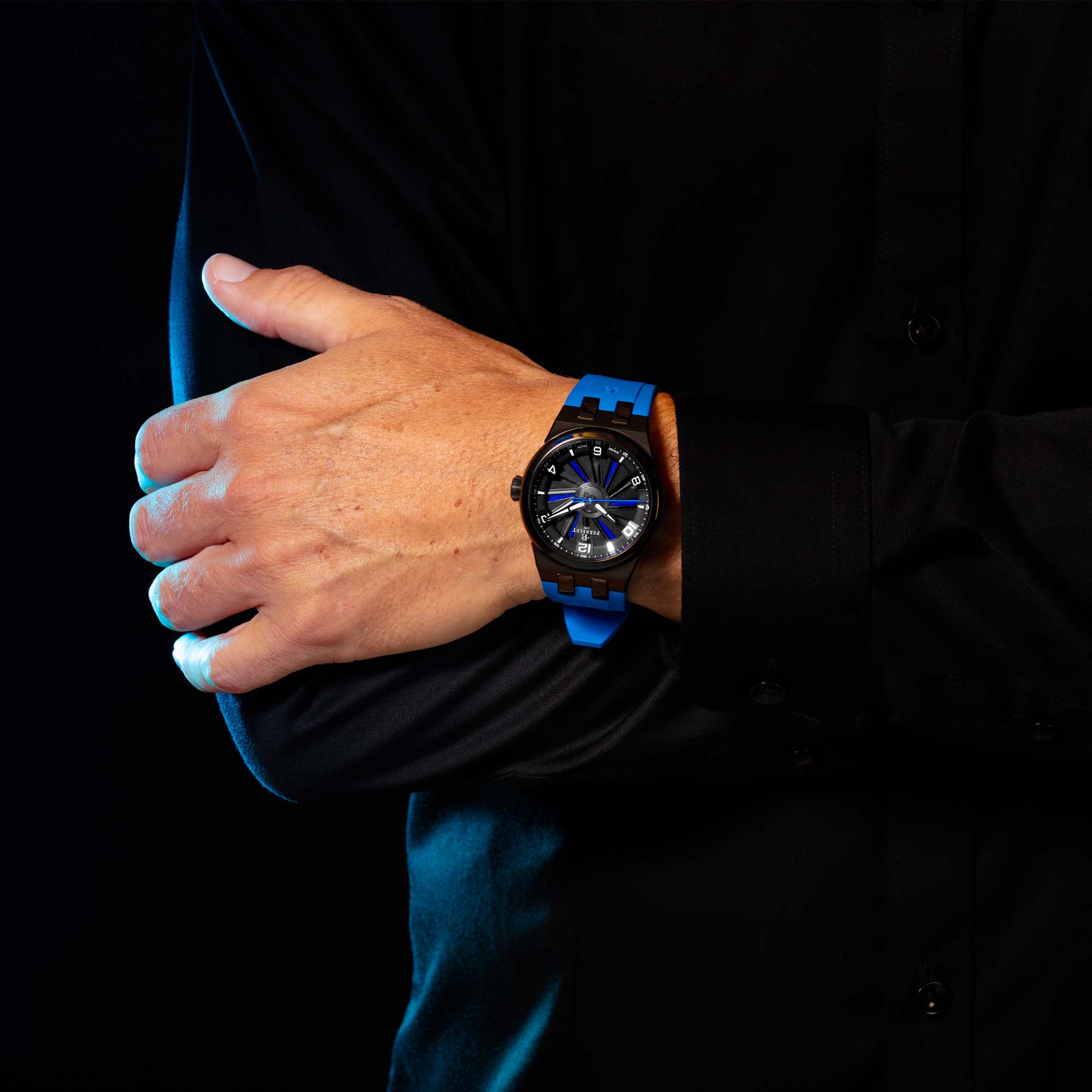 turbine-titanium-ice-bluea4067_7-wrist