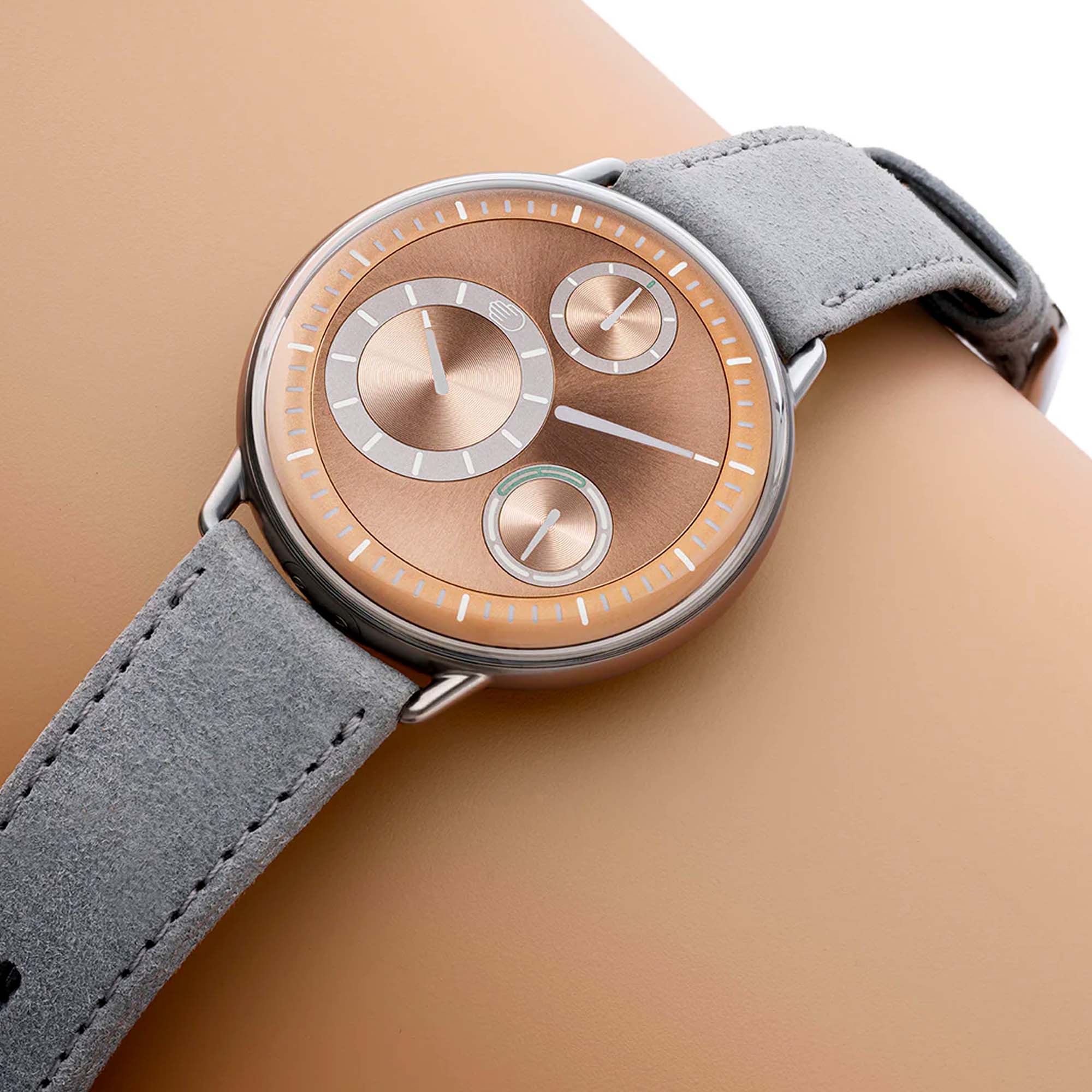 Discover the Ressence Type 1° Rose Gold, where fluid orbital time display meets warm precious-metal elegance in a uniquely modern mechanical watch.