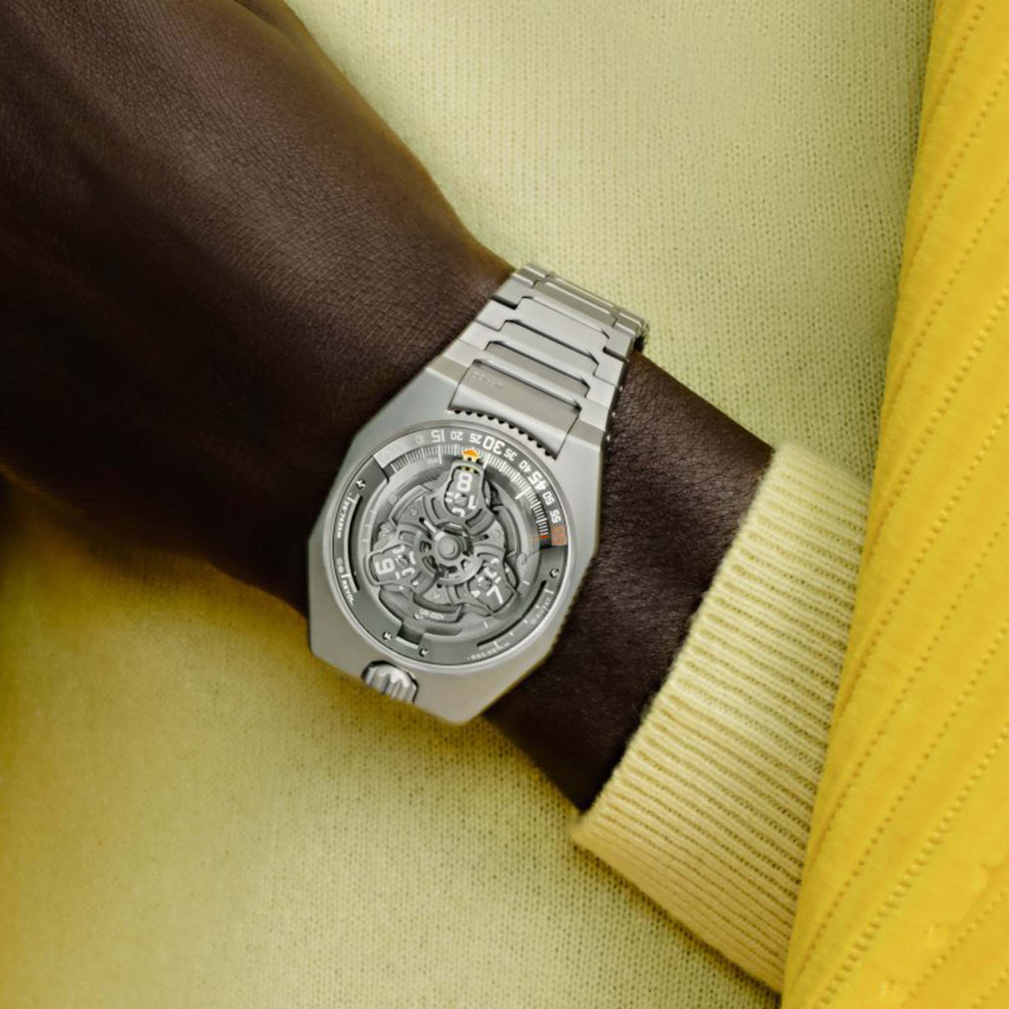 Experience the URWERK UR 100V Magic T, where titanium, wandering hours, and planetary motion redefine contemporary mechanical watchmaking.