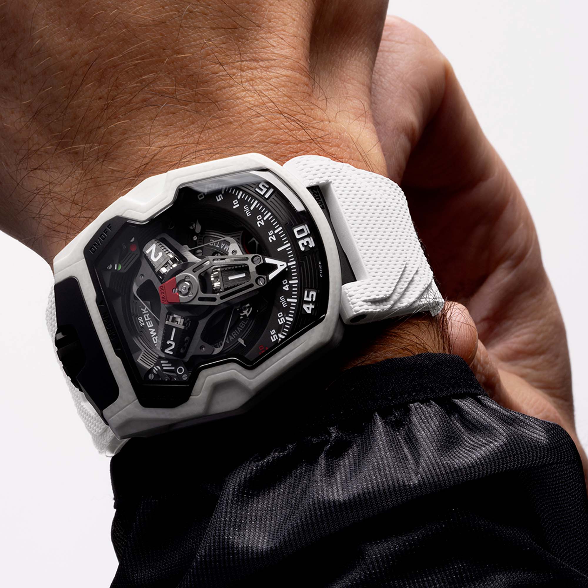 Explore the URWERK UR-230 Polaris, a technical independent watch with satellite time display, dual turbine regulation and a reinforced white composite ceramic case.